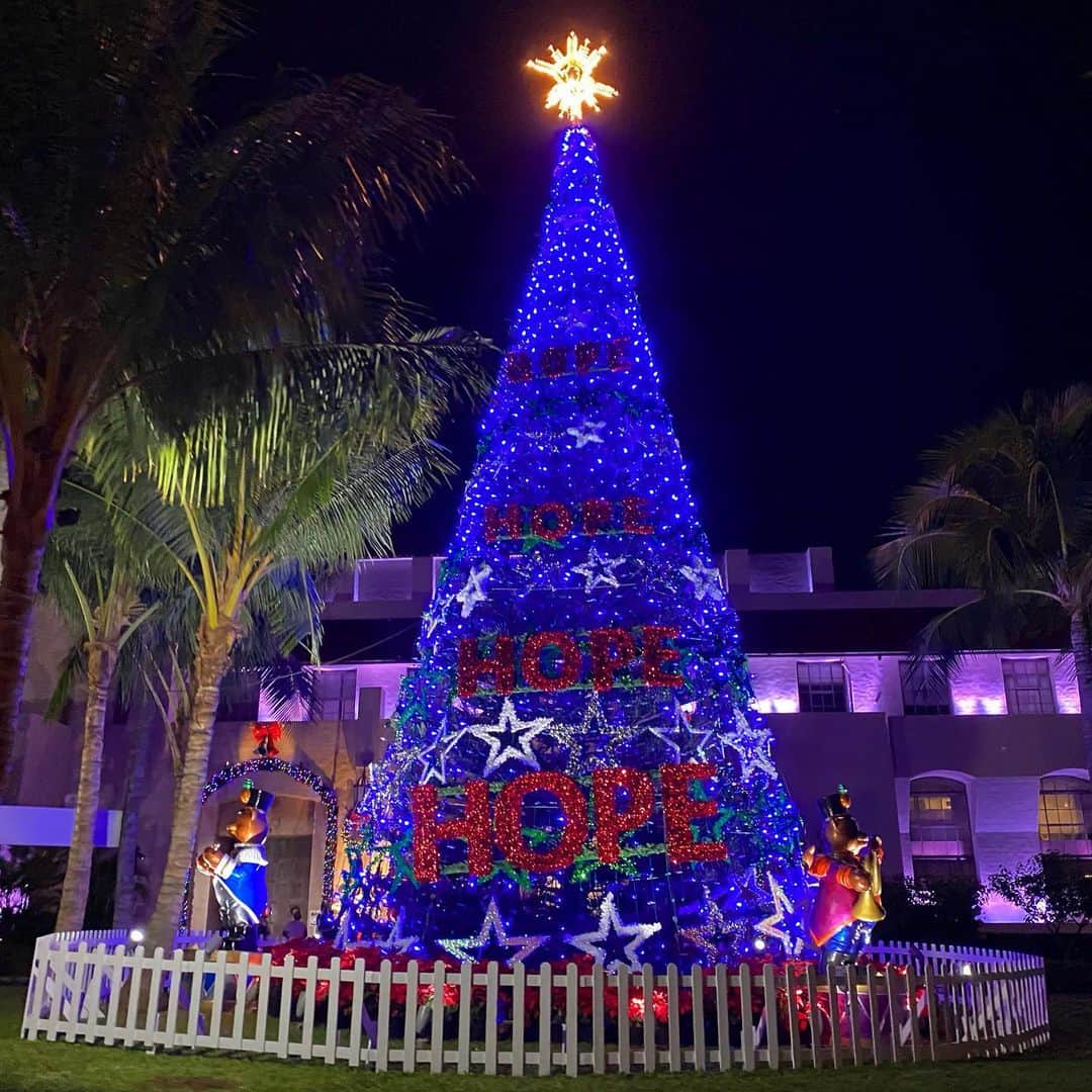 マキ・コニクソンさんのインスタグラム写真 - (マキ・コニクソンInstagram)「Honolulu City Lightに行って来ました。と言っても車から見る”いわゆる” ドライブ スルーです！🚗💨  Mr.and Mrs.Santaがしっかりマスクをしているのが今を象徴しているね。😷  しかもハイビスカスのプリント！🌺 ハワイの人々は本当にマスクでお洒落しています！特にお花柄多いね。 見てるだけでホッコリするし とってもハッピーな気分になる！😊  今年はアヤツのせいで クリスマスツリーの点灯式からクリスマス  コンサート、エレクトリック ライトパレード、お店の出店、サンタとの記念撮影、 またホノルル市庁舎内のクリスマス展示も 花輪展示もすべて中止です。😥  今年は密を避けるために凄く地味でした。  いまハワイは上手に、出来る限り アヤツ対策をしてると思う。 毎年楽しみにして欠かさず観に行く バレエ🩰Nutcracker (くるみ割人形)も 今年はお預け。😭 あと少しの辛抱だっ！ 頑張ろうハワイ！💪🏼  #エアハワイ🌺  #ハワイのおすそ分け🤙🏼  #ハワイのクリスマスツリー巡り🎄2020  #エアドライブ🚗💨 #今年は我慢の年 #せめて動画でハワイのクリスマスを味わってね！🎄🎅🏻🌺」12月14日 21時28分 - makikonikson