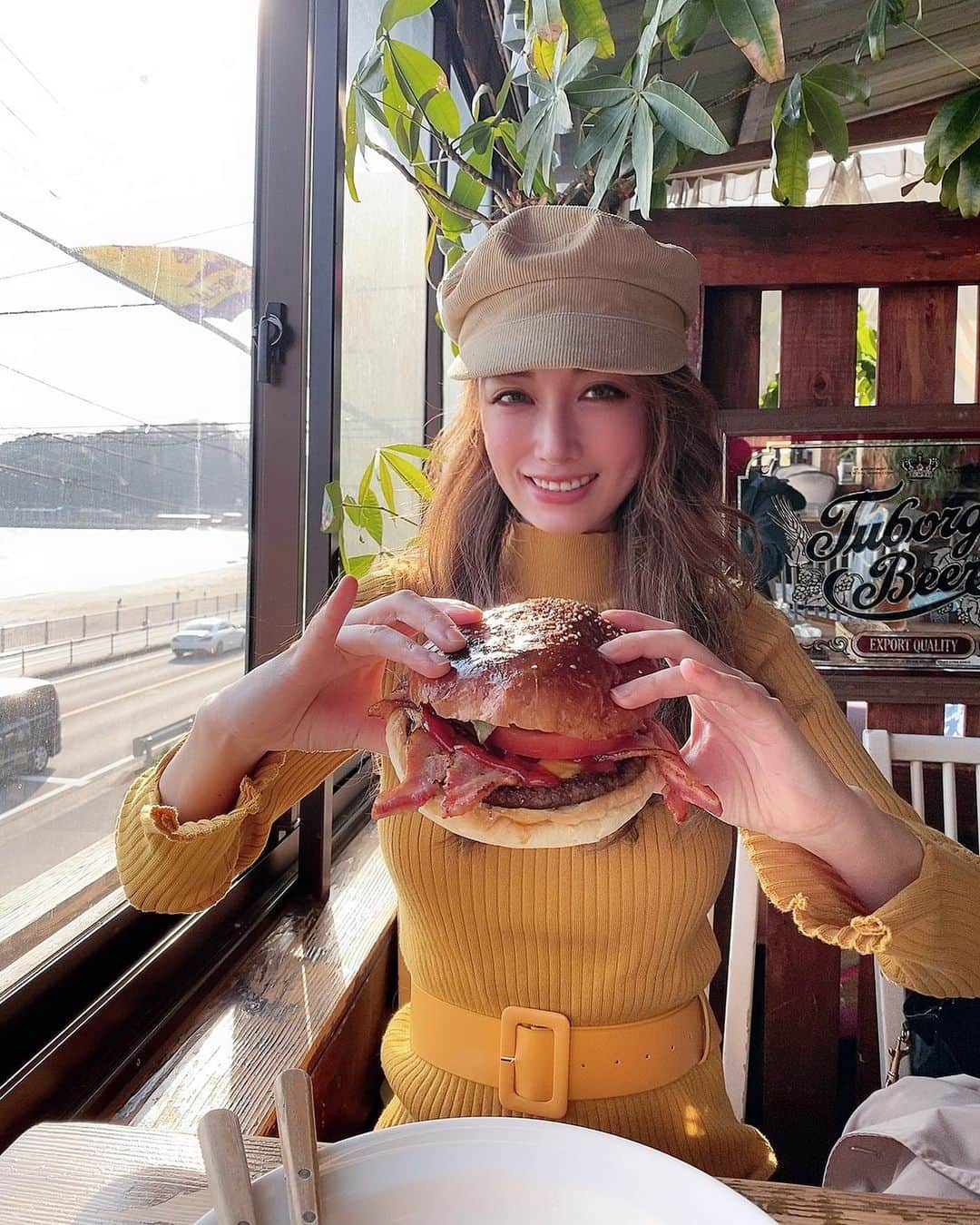 大矢真夕のインスタグラム：「顔より大きいハンバーガー🍔🥸✨ . . . 由比ヶ浜辺りにあるお店で バンズが美味しくて ふとたまーに行きたくなる😊 . . .  . #由比ヶ浜 #オーシャンビュー #レストラン #海岸 #海岸沿い #海岸線 #instagramjapan #photo_japan #photo_jpn #igersjp #lightroom  #散歩 #散歩🐾 #さんぽ #おさんぽ #散歩好き #散歩日和 #散歩写真 #カメラ散歩 #散策 #walk #walking #walkingaround #walkingday #walkingtime #walks #goforawalk #restaurant #oceanview #oceanside」