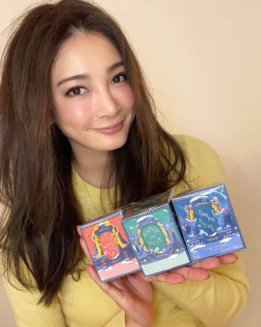 里海のインスタグラム：「年末のホリデーシーズンを祝福するために @diptyque の 3つのキャンドル🕯🕯🕯✨  使うのが楽しみです❤️  まつ毛は、 @lovecurl.eyelash でお願いしています⭐️ 年末のメンテナンスもしなきゃ🥰」