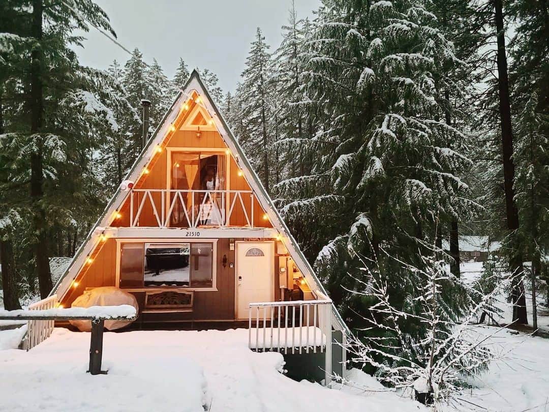 のインスタグラム：「Superhost Andrea’s classic A-frame in the pines is bound to become your next winter tradition. Warm up by the wood stove and gather for a holiday dinner lit by an antler chandelier. If you feel like going full elf mode, you can reserve a sleigh ride in nearby Leavenworth—a former logging town reborn as a Bavarian village—or a visit to the local reindeer farm.   Photo: @pnwcascadecabins」