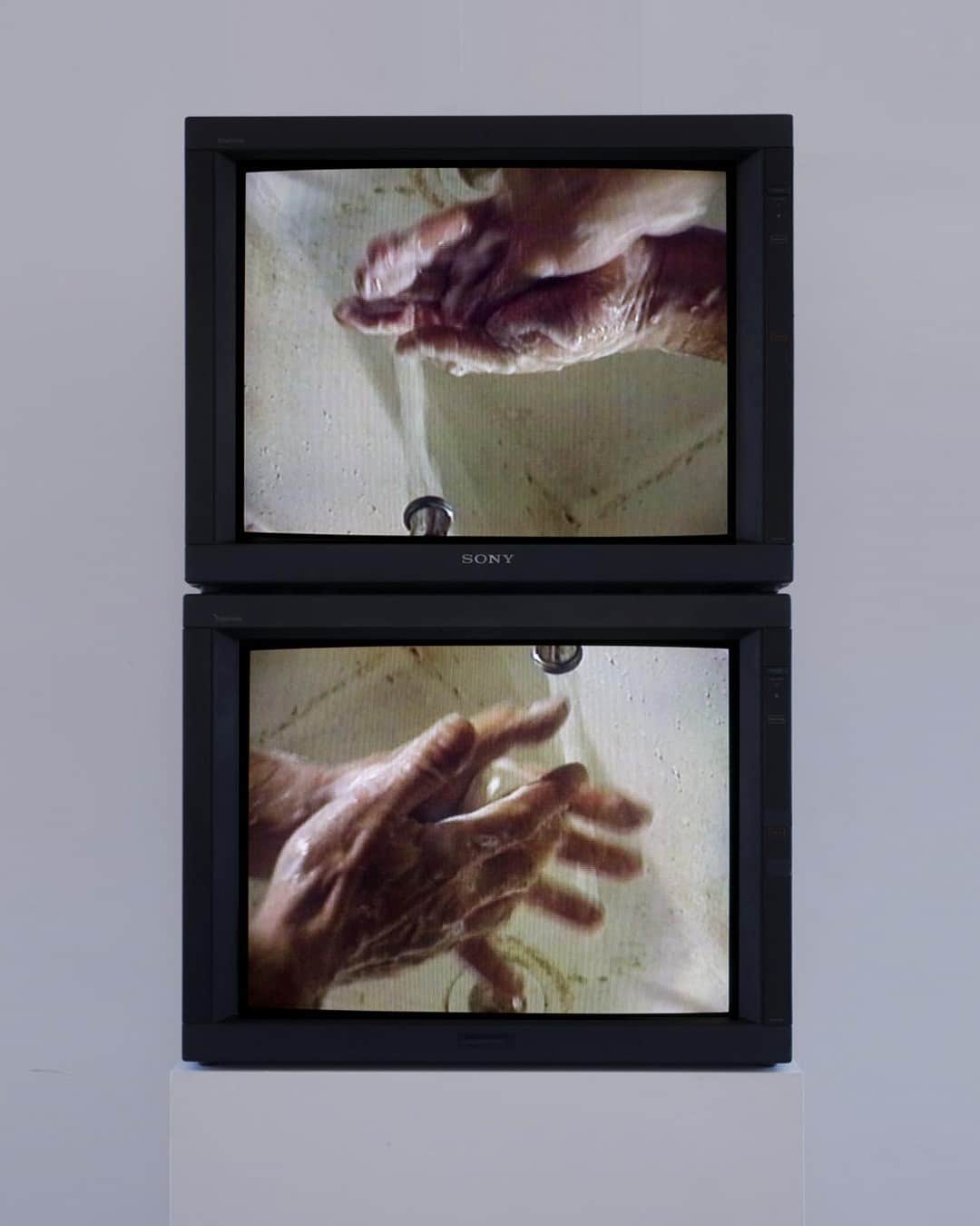 エルエヌシーシーのインスタグラム：「LN-CC Inspiration: Washing Hands Normal - Bruce Nauman, 1996. #Archive」