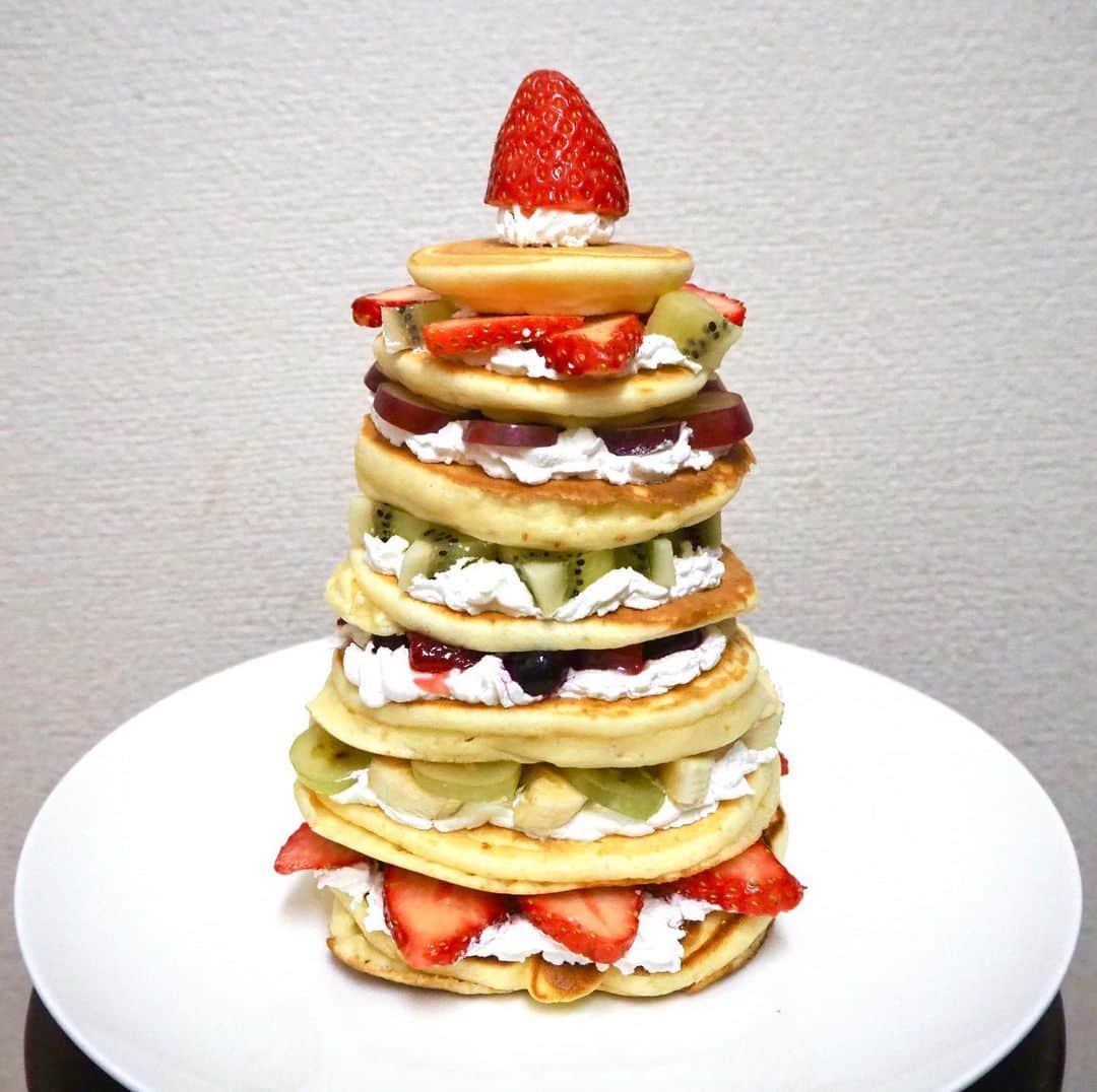 のインスタグラム：「そういえば、週末にお祝い用のケーキを作りました。 ケーキといっても、パンケーキを重ねて、間にクリームとフルーツを挟んだだけのお手軽ケーキですが。 #気象予報士 #パンケーキタワー #お祝いケーキ #簡単なわりに華やかになった #甘いものが苦手なのでケーキとか作らない #でもやってみた #小さいサイズのパンケーキを作るのが難しい」