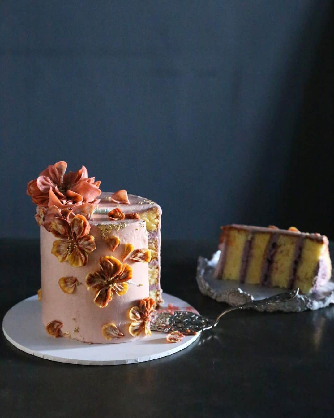 청담 수케이크 (atelier soo)さんのインスタグラム写真 - (청담 수케이크 (atelier soo)Instagram)「ㅡ buttercream  Cream cheese  Fresh cream  ㅡ #flower #cake #flowercake #partycake #birthday #bouquet #buttercream #baking #wilton #weddingcake #Weddingsoo ㅡ www.soocake.com vkscl_energy@naver.com」12月14日 21時30分 - soocake_ully