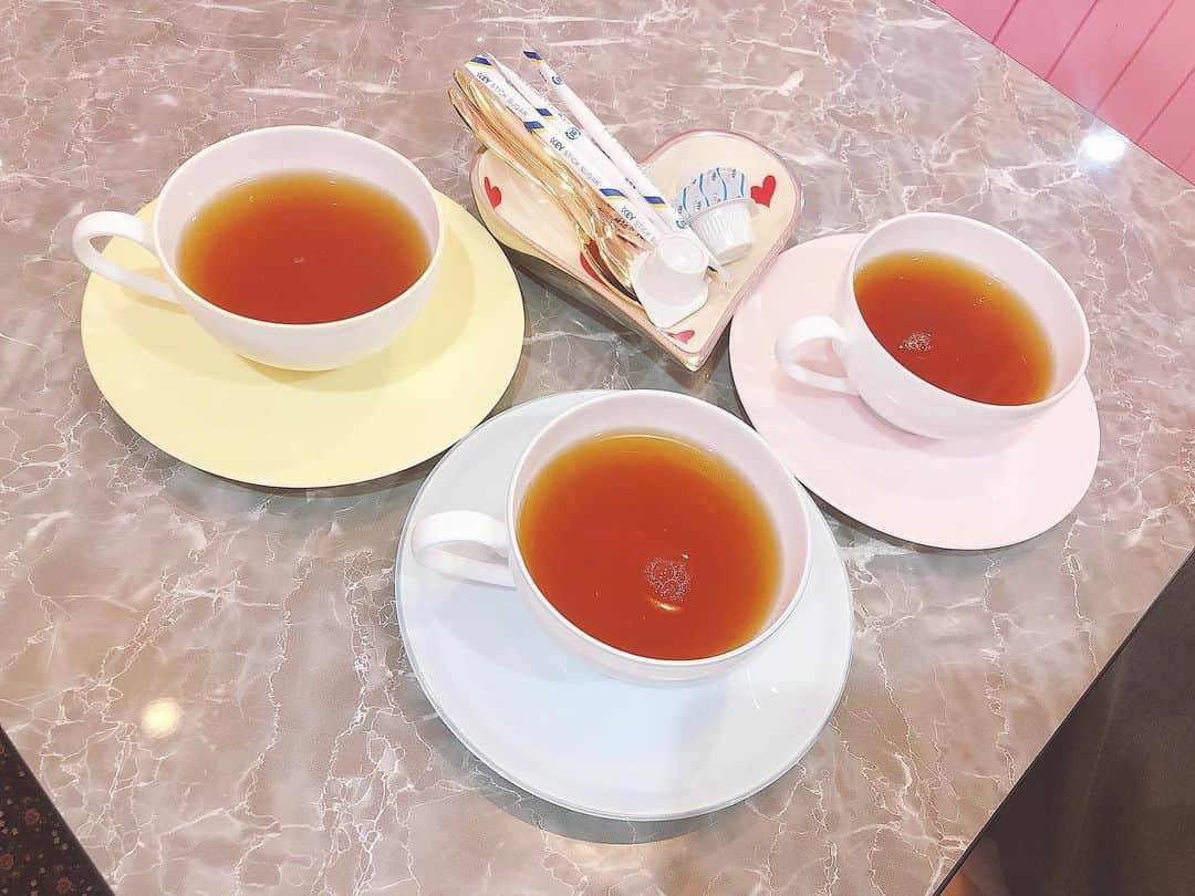 山田麻莉奈さんのインスタグラム写真 - (山田麻莉奈Instagram)「. このまえひさしぶりに行ってきた♡  冬のアイスも最高。  ながえしゃんとぱんちゃんと3人で行ったら ちょうどメンバーカラーのドリンクあった🍑💎🍋  この日のリキュールは アイスミント いちご グリーンアップル にしました＾＾♡♡♡  #リキューム #リキュールアイス #リキュール #アイス #🍨 #原宿カフェ #liqumu」12月14日 21時30分 - marina.yamada_324