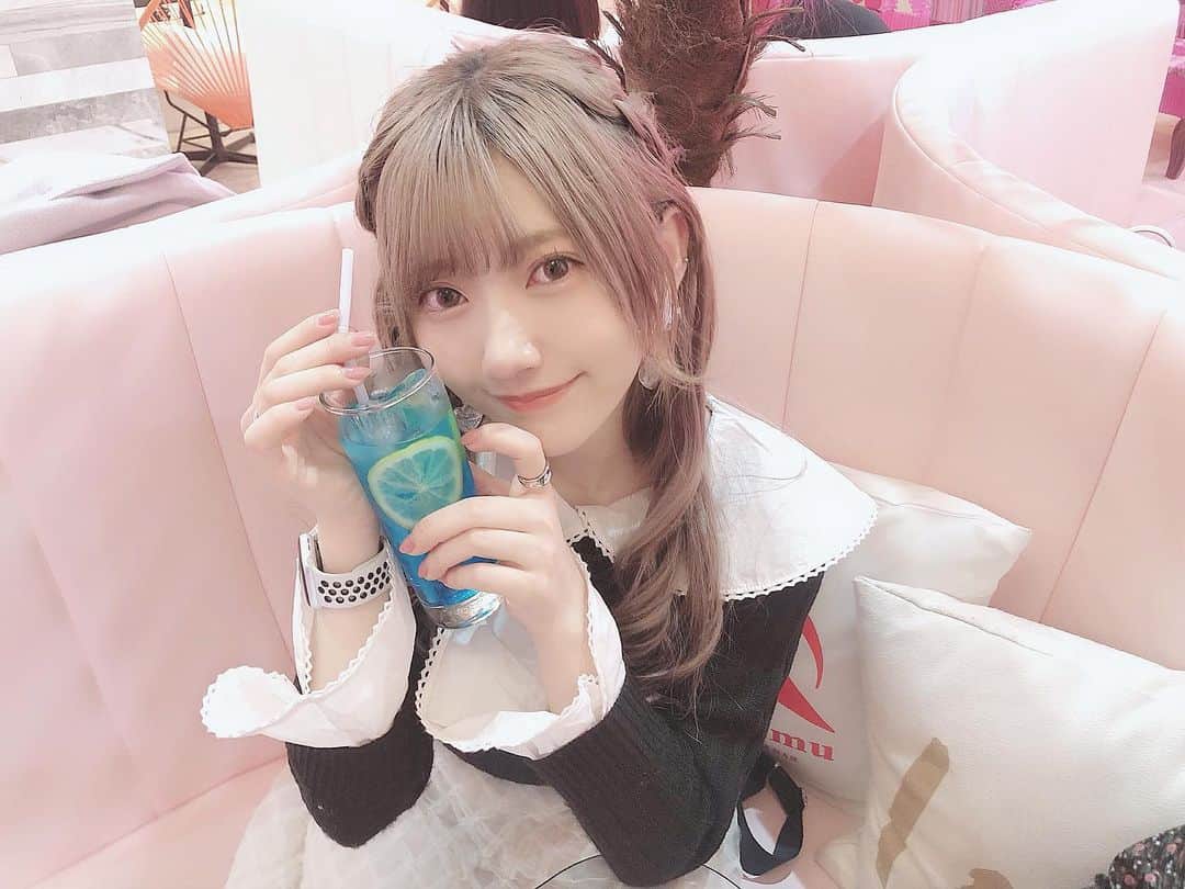 山田麻莉奈さんのインスタグラム写真 - (山田麻莉奈Instagram)「. このまえひさしぶりに行ってきた♡  冬のアイスも最高。  ながえしゃんとぱんちゃんと3人で行ったら ちょうどメンバーカラーのドリンクあった🍑💎🍋  この日のリキュールは アイスミント いちご グリーンアップル にしました＾＾♡♡♡  #リキューム #リキュールアイス #リキュール #アイス #🍨 #原宿カフェ #liqumu」12月14日 21時30分 - marina.yamada_324