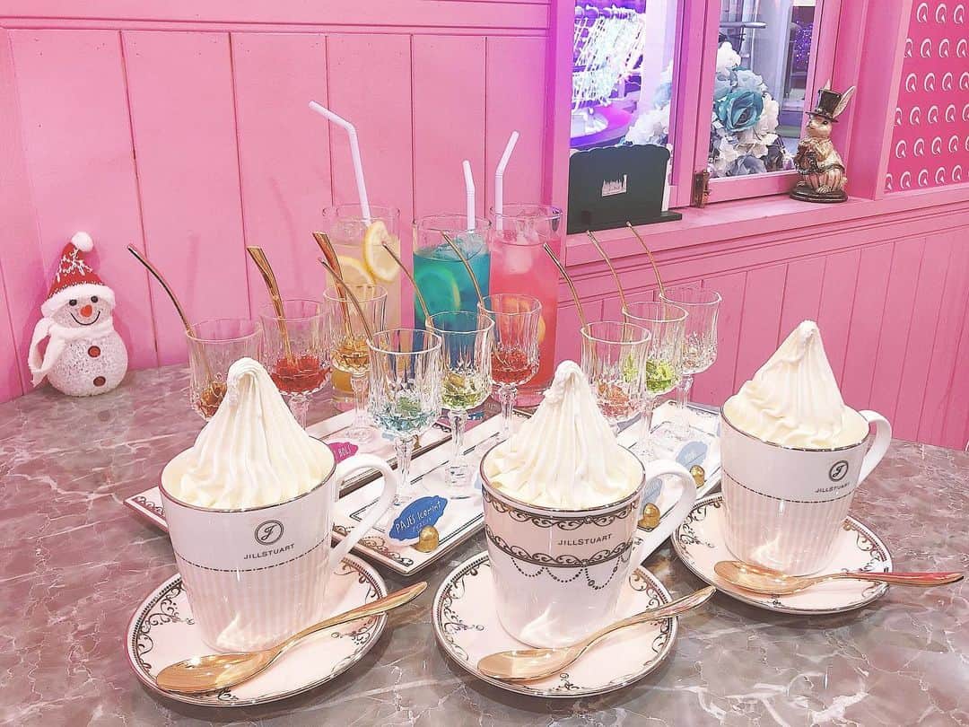 山田麻莉奈さんのインスタグラム写真 - (山田麻莉奈Instagram)「. このまえひさしぶりに行ってきた♡  冬のアイスも最高。  ながえしゃんとぱんちゃんと3人で行ったら ちょうどメンバーカラーのドリンクあった🍑💎🍋  この日のリキュールは アイスミント いちご グリーンアップル にしました＾＾♡♡♡  #リキューム #リキュールアイス #リキュール #アイス #🍨 #原宿カフェ #liqumu」12月14日 21時30分 - marina.yamada_324
