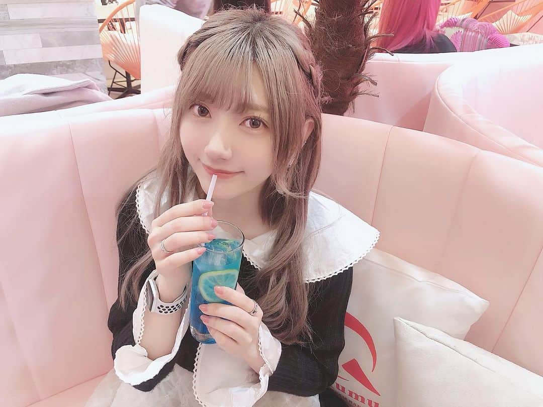 山田麻莉奈さんのインスタグラム写真 - (山田麻莉奈Instagram)「. このまえひさしぶりに行ってきた♡  冬のアイスも最高。  ながえしゃんとぱんちゃんと3人で行ったら ちょうどメンバーカラーのドリンクあった🍑💎🍋  この日のリキュールは アイスミント いちご グリーンアップル にしました＾＾♡♡♡  #リキューム #リキュールアイス #リキュール #アイス #🍨 #原宿カフェ #liqumu」12月14日 21時30分 - marina.yamada_324