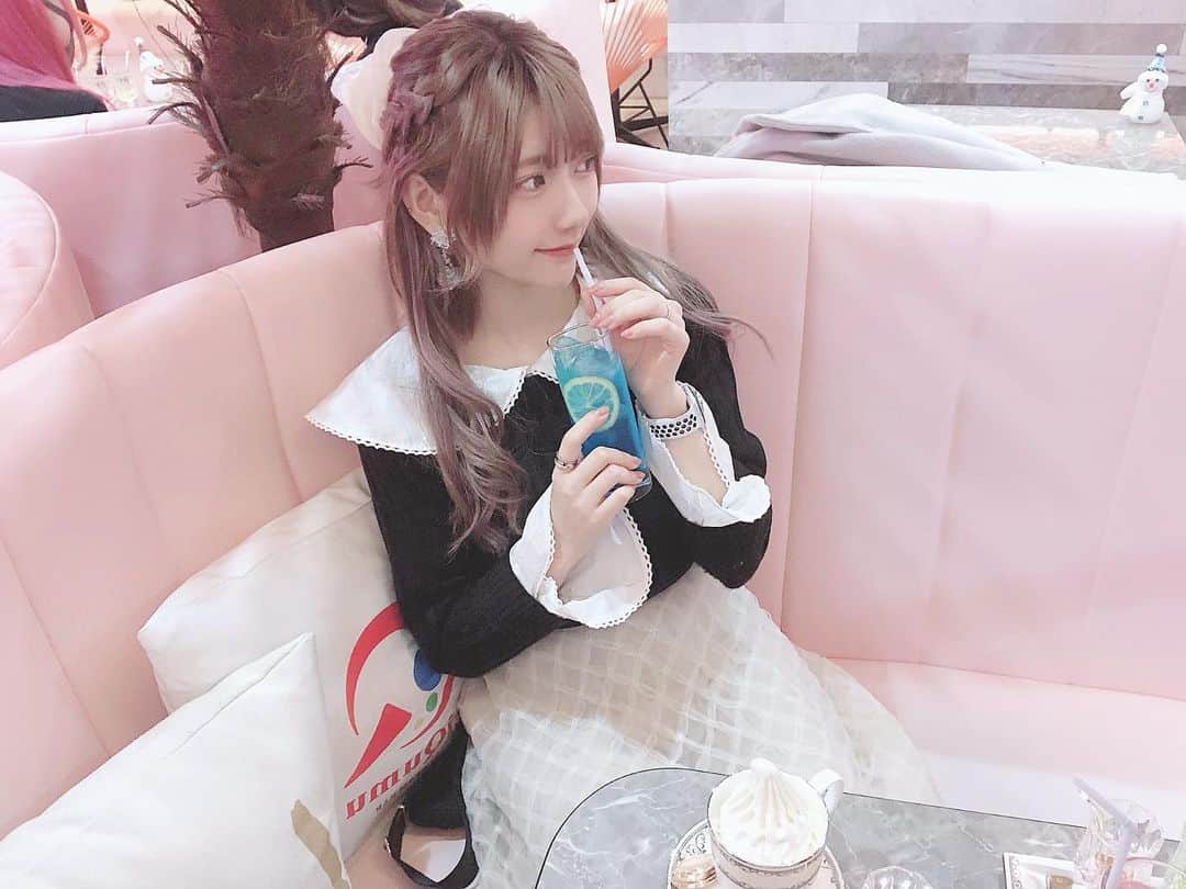山田麻莉奈さんのインスタグラム写真 - (山田麻莉奈Instagram)「. このまえひさしぶりに行ってきた♡  冬のアイスも最高。  ながえしゃんとぱんちゃんと3人で行ったら ちょうどメンバーカラーのドリンクあった🍑💎🍋  この日のリキュールは アイスミント いちご グリーンアップル にしました＾＾♡♡♡  #リキューム #リキュールアイス #リキュール #アイス #🍨 #原宿カフェ #liqumu」12月14日 21時30分 - marina.yamada_324