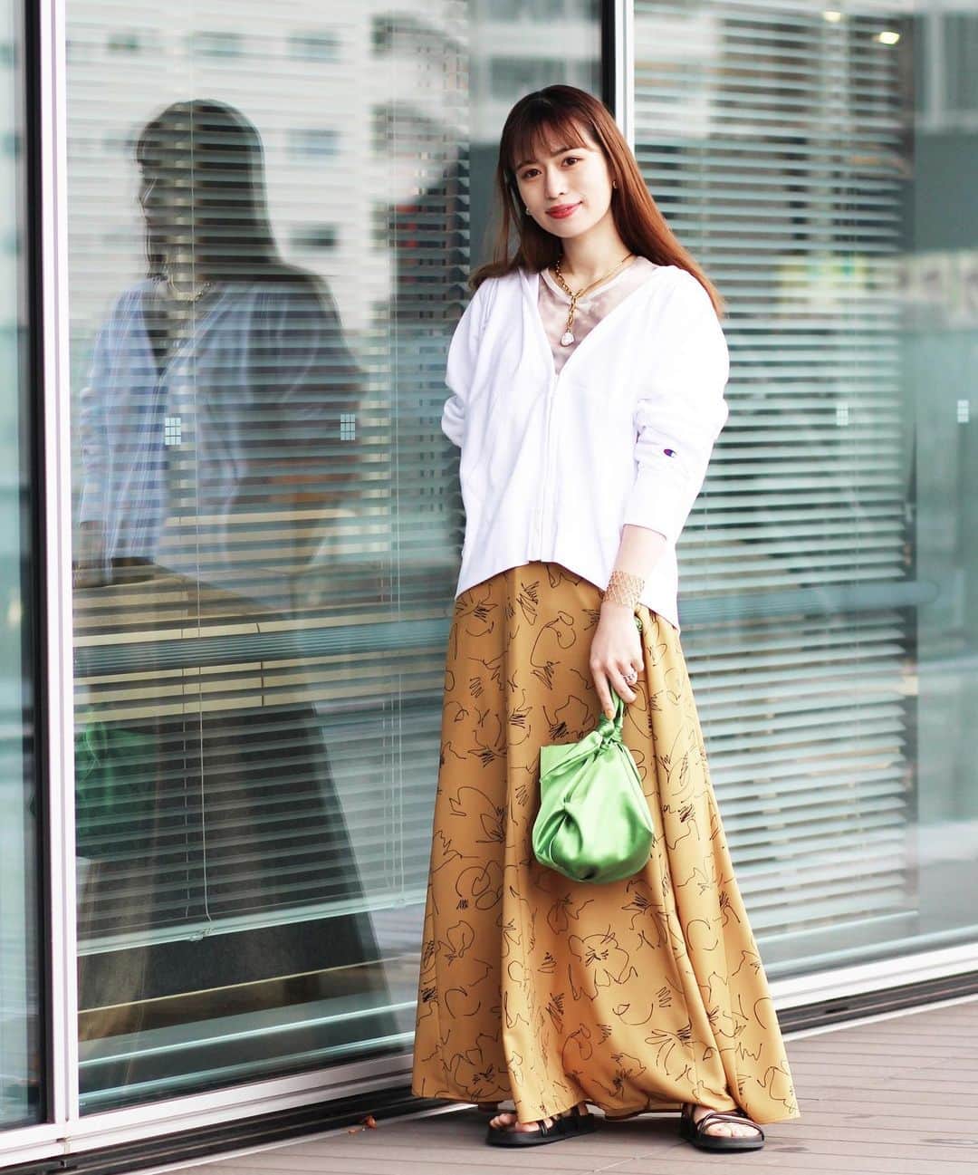 のインスタグラム：「. Ray BEAMS 21SS reception item♡📸 &明日のライブコマース、今時期大活躍するアウターをご紹介します。ぜひぜひ🧞‍♀️ . #champion #raybeams #beams」