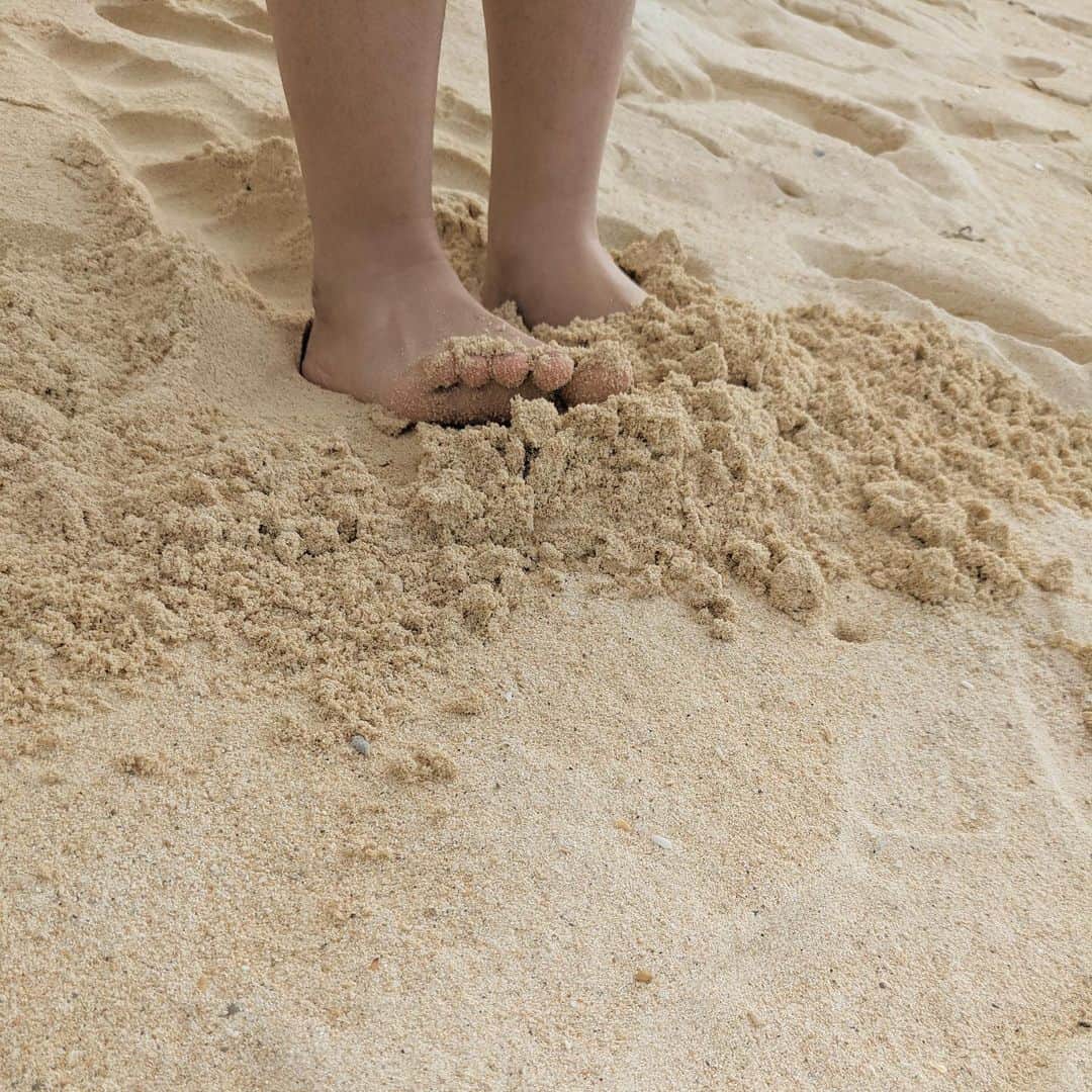 Rieのインスタグラム：「足をぬか漬けにしてまーす。 ってwwww😧  #砂がぬか床に見えちゃったんだね  さすがだよ👏 #ぬか床育成係  発想力無限大！😂  みー最高じゃんそれ！！って言ってしまった♡」