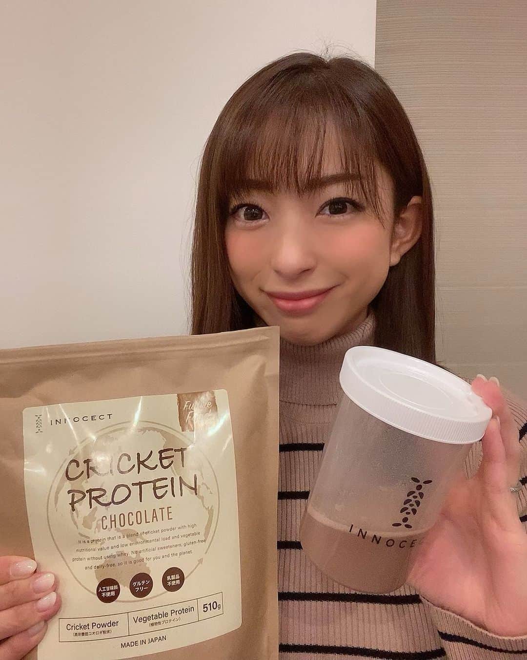 のインスタグラム：「. 最近話題のプロテインを試してみました❗️ @innocect_jp  . なんとコオロギの粉末を使用してるプロテインなんです‼︎‼︎ コオロギ‥‥て聞くとなんかちょっと大丈夫かなと思ったけど味はチョコレート風味で甘すぎず美味しいんです🥺💕 . 高栄養価のコオロギのタンパク質と植物性のタンパク質を配合して作られているので栄養価バツグンで後味もクセが無いので続けられそう✨ . 乳製品フリーで低コレステロールなのでダイエットにとってもオススメです🏃‍♀️✨ . 美容や健康に気を使っている方必見です😊❤️ . . . #美容#健康#ダイエット#タンパク質#プロテイン#クリケット」