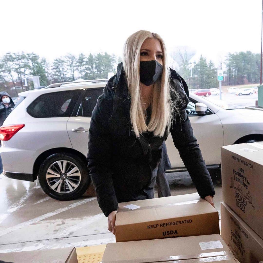 イヴァンカ・トランプのインスタグラム：「Our Farmers to Families Food Box program continues to feed billions of meals to families in need across the Nation - over 3.2 Billion to date!  Grateful to spend the morning this Holiday Season in VA passing out boxes loaded with fresh & nutritious food sourced from local farms. 🌽🥦🥩🥬」