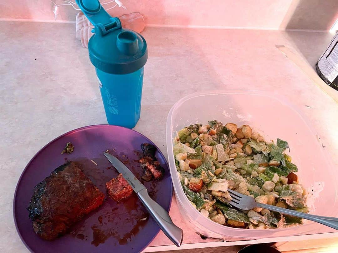 ランス・アーチャーさんのインスタグラム写真 - (ランス・アーチャーInstagram)「Simple post workout meal. #steak (half eaten.  I was hungry!) #ceasersalad #aminoacids」12月15日 7時00分 - lance_hoyt