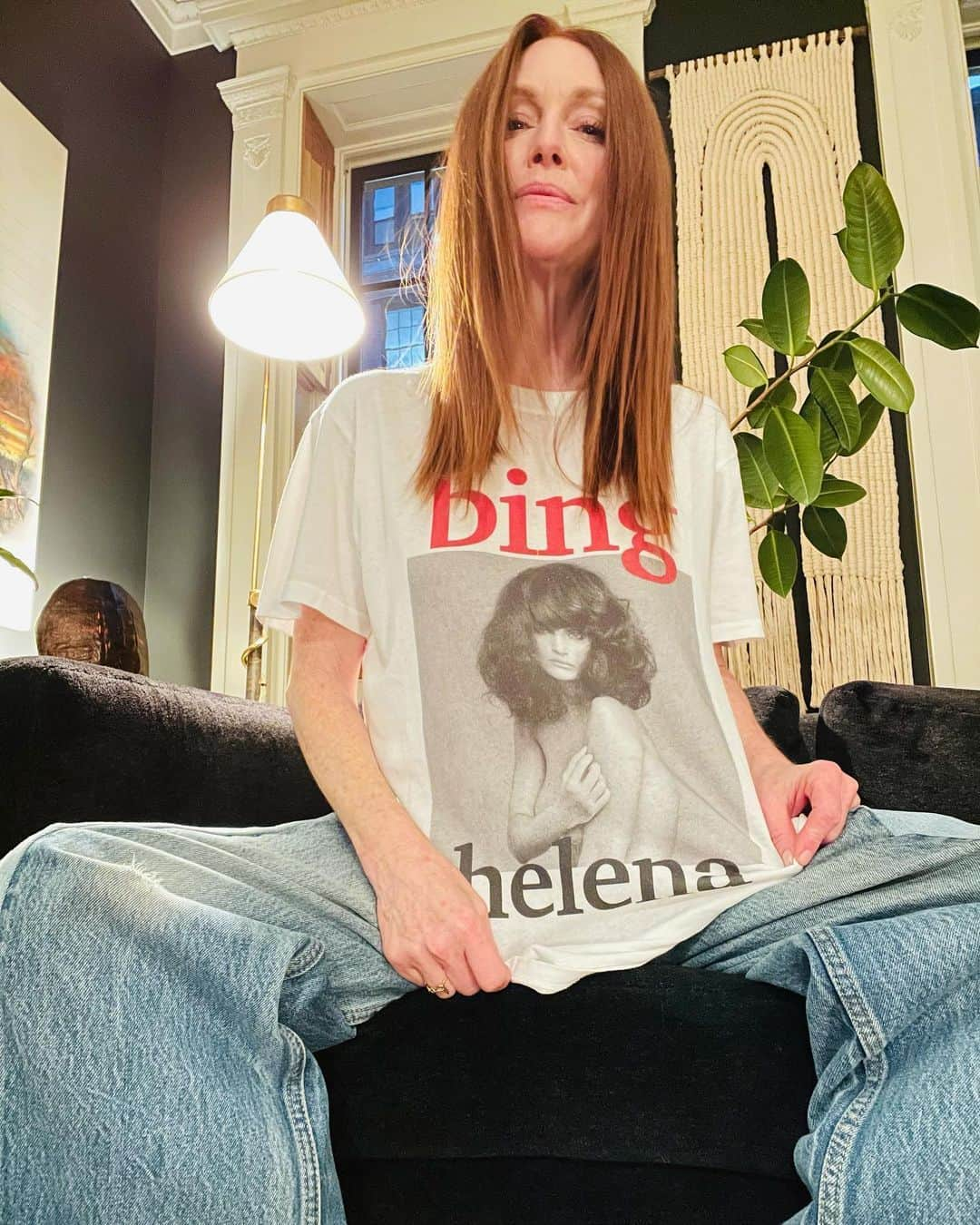 ジュリアン・ムーアさんのインスタグラム写真 - (ジュリアン・ムーアInstagram)「Happy Monday - Got a shirt with my lady on it. ❤️ @helenachristensen @aninebing」12月15日 6時54分 - juliannemoore