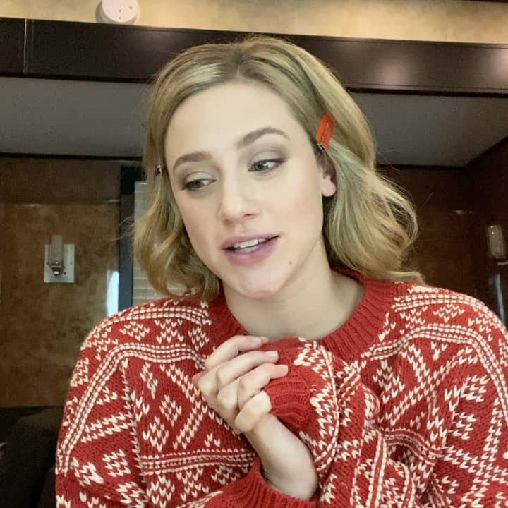 リリ・ラインハルトのインスタグラム：「Text me at +1 (310) 356-9288 with the phrase “Happy Holidays” by tomorrow (12/15) at 8pm PST to get the chance to receive a lil holiday treat 🌹❤️」