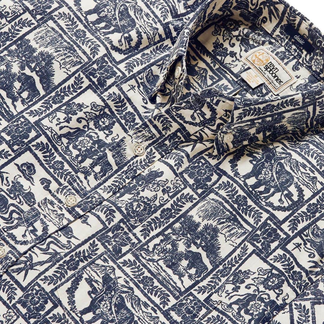 レインスプーナーのインスタグラム：「2021 is just around the corner and we are excited to celebrate new beginnings with the launch of Year of the Ox. Our 2021 commemorative features scenes of the hardworking ox exploring the countryside in this traditional square pattern with a peony flower border. Now available online and in-store.」
