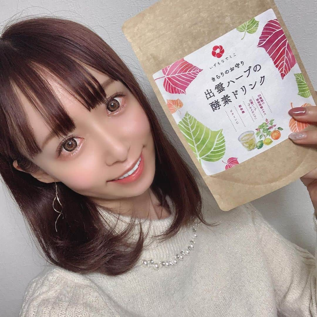 華月咲（さーちゃん）のインスタグラム：「1215 おはさーちゃん\( ･ᴗ･ ) コロちゃん爆発でまた旅行が遠のいた今 出雲の国からキレイをチャーーージ！！！ 酵素ドリンクって甘いイメージが強くて 苦手だったんだけど、これはレモン味で スッキリ飲みやすい🍋しかもアレンジで ドレッシング作ったんだけどめちゃうま！ 美味しくて綺麗になれるって最高〜☺️✨ ＊ ステイホームで出来る支援と美意識向上。 自分次第ってことだね💪高めてくぞ〜💪 火曜日も元気いっぱいがんばろお( *ˊᵕˋ )💓 ・ ・ #華月咲 #さーちゃん #出雲ハーブの酵素ドリンク #アカメガシワ #出雲のめぐみ #いずもなでしこ #monipla #izumonadeshiko_fan #フォロワー募集中 #インフルエンサー  #fashion #ootd #makeup #kawaii #instafashion #outfit #follow #followme #instagood」