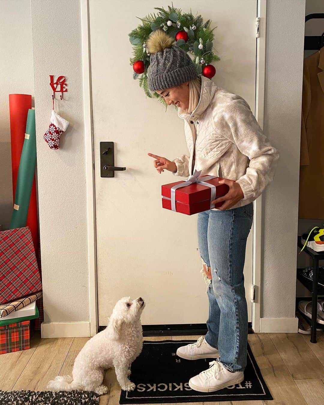 Ai Shimatsuさんのインスタグラム写真 - (Ai ShimatsuInstagram)「@abercrombie Holiday Campaign 2020 🎄♥️   Holidays might look different this year for everyone. But we can still make it feel special by decorating, cooking, sending gifts and maybe dressing up to your fav outfit!  Grateful to be a part of this campaign. ♥️ It def brought me holiday joy. 🎁 Special thanks to @lilbuckdalegend for the direction. 🙌   #abercrombieandfitch #abercrombie #holiday #campaign」12月15日 7時04分 - aishimatsu