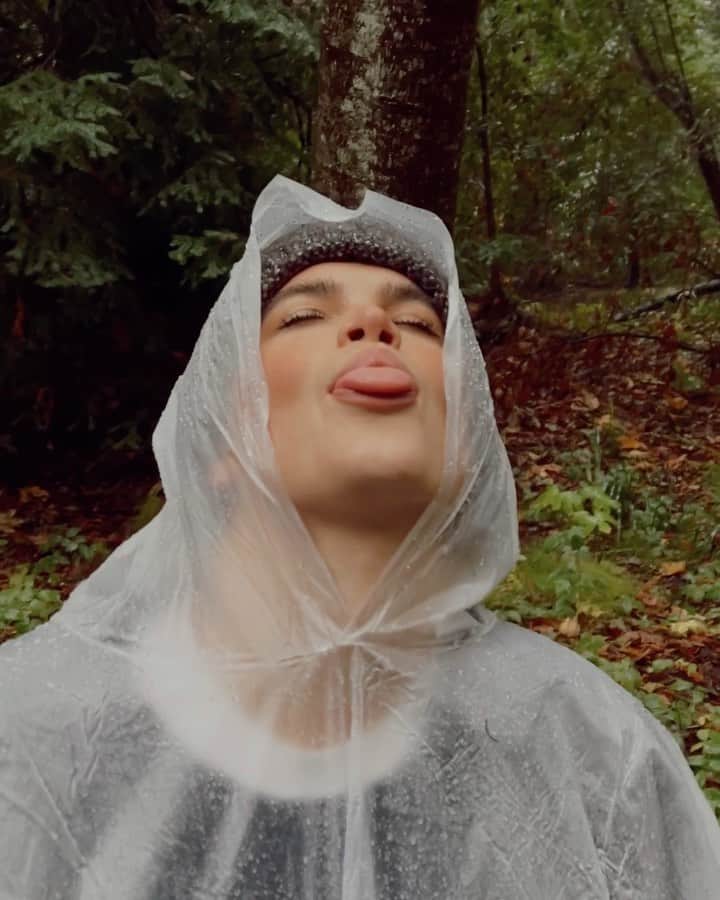 ストーミ・ヘンレイのインスタグラム：「Lost in the woods with this doof 🏕🌲@clararugaard」