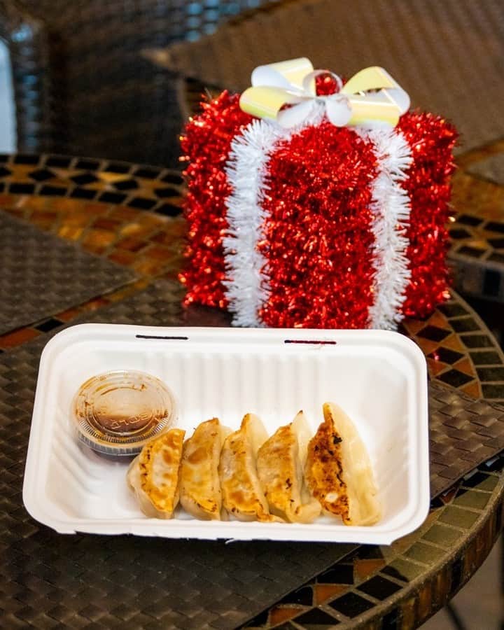 Koyukiさんのインスタグラム写真 - (KoyukiInstagram)「🎄🎁 FROM KOYUKI 🎅♥️ Get gyoza (5 pieces of pork dumpling)  free on KOYUKI orders over $15 on Uber Eats for a limited time!  #foodphotography #instafood #eeeeeats #eatvancouver #yvrfoodie #604now #604eats #vancouverfoodie #vancityeats #vancouvereats #dishedvan #robsonstreet #foodcouver #eatcouver #foodphotography #f52grams #japanesenoodles #gyoza #dumplings #narcityvancouver #curiocityvan #crunchvancouver #vanfoodie #eatwithme #vanfoodie #narcityvancouver #vancouvergiveaway #giveaway #yvreats #yvrfoodie」12月15日 7時08分 - koyukikitchen