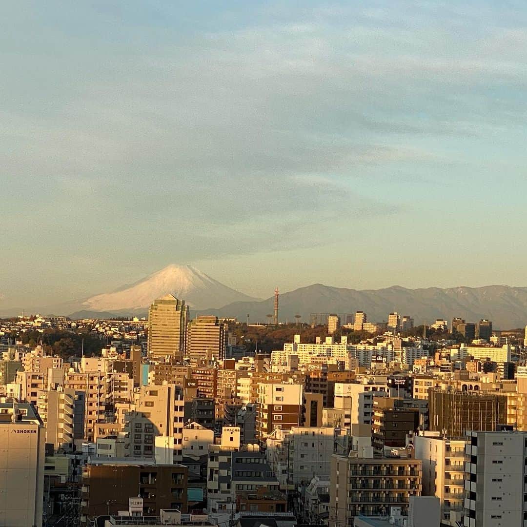 鶴見辰吾のインスタグラム：「今朝の富士山は、少ーしくびれたような雪化粧で、一段ときれいです。」