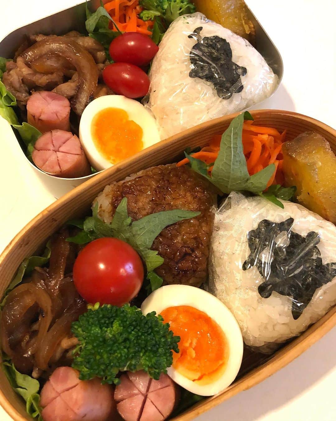 のインスタグラム：「昨日のお弁当( ^ω^ )  生姜焼き、キャロットラペ、ゆで卵、ブロッコリー、ウィンナー、トマト、焼芋のバターシュガー焼きです(o^^o)  息子殿が焼き芋大好きで、スーパーに行くと買わされることがしばしば（笑）  余った焼き芋を、バターとグラニュー糖で焼くと、、、  味は完全にスウィートポテト！！ ほんとに！ 周りがカリッとしたスウィートポテトになるのです（笑）  これが美味しくてですね、お弁当のが余ると私が食べるといく流れ（笑）  美味しかった〜\(//∇//)\  #甘糟ご飯#ご飯#昼ごはん#ランチ#ランチボックス#弁当#曲げわっぱ#わっぱ弁当 #おにぎり#bento#lunch#lunchbox#スウィートポテト#スイートポテト」