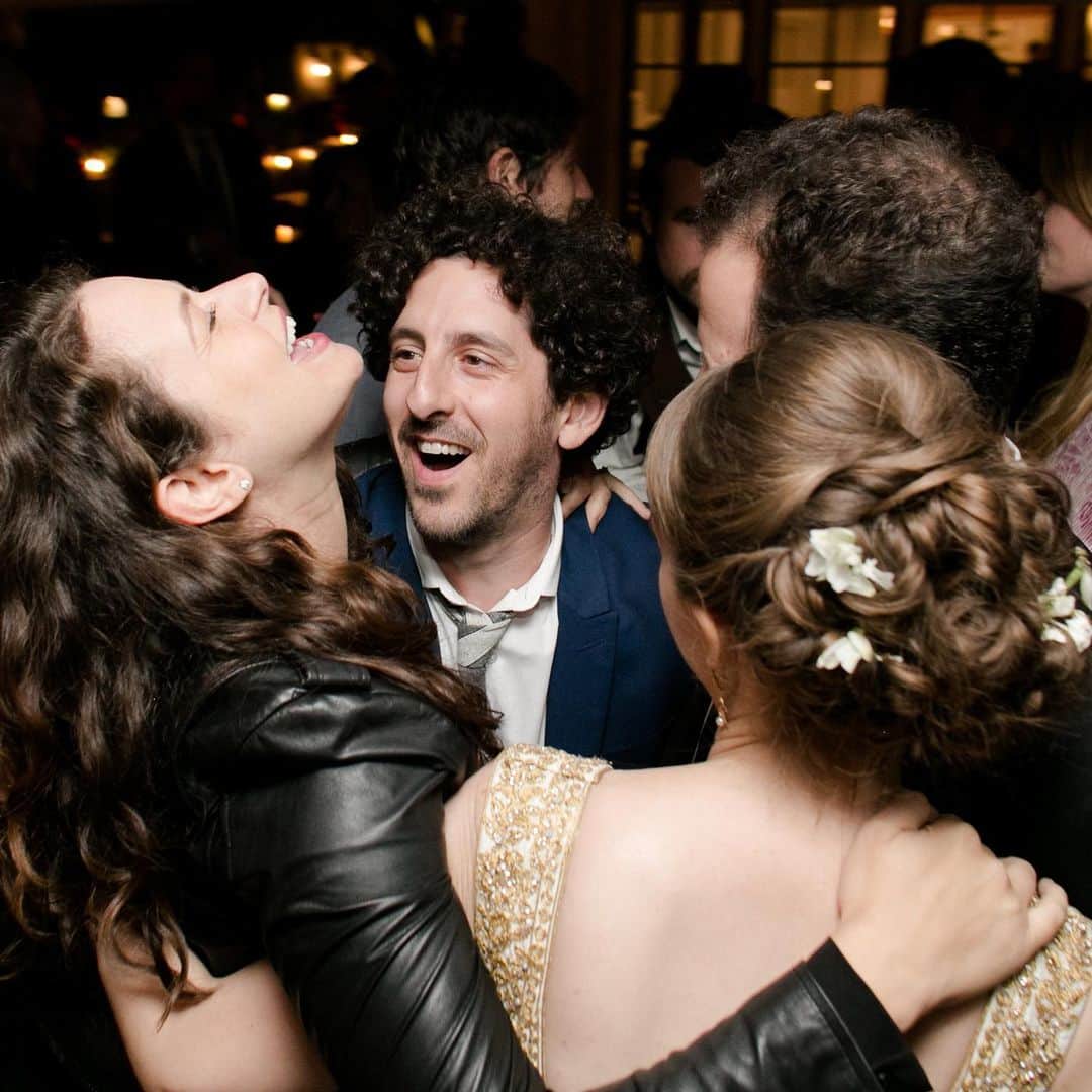 アダム・シャピロのインスタグラム：「Every so often a throwback photo pops up where everyone is touching and maskless and joyful that makes ya realize how long it’s been since the Covid thing took over let alone how long it’s been since I’ve been on a dance floor with @zacharysluser @anyaleta and @ktqlowes. Can’t wait to get back on that floor.」
