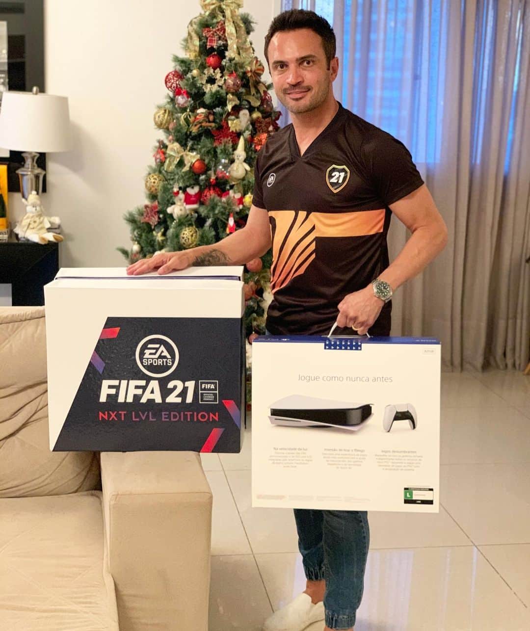 アレッサンドロ・ローザ・ヴィエイラのインスタグラム：「Valeu, @easportsfifabrasil e @playstation_br por esse #PS5. O Natal aqui de casa agora está completo e eu já estou pronto para desafiar todos aqui de casa para um X1.  #PLAYHASNOLIMITS #VençaComoUm #GIFTED」