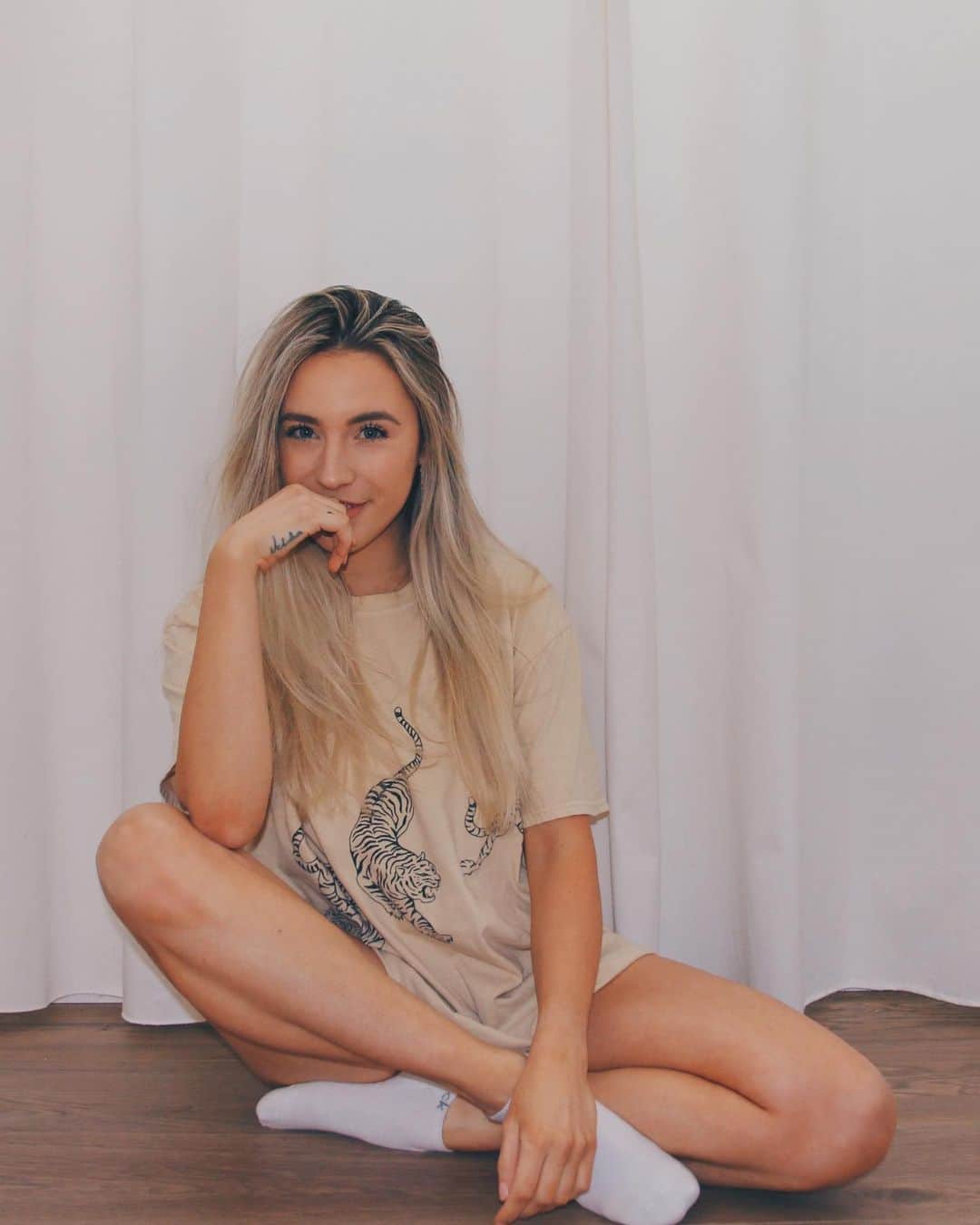 Kalyn Nicholsonのインスタグラム：「don't try to make sense of your life. you can chase certainty in science or serendipity in horoscopes, look for truths in the news or trip down covert conspiracies, you might connect unseen patterns and gasp at impossible synchronicities, you can smirk at life's poetic justice and will yourself a narrative by pen, you can fill journals with dreams and repeat songs you cast as anthems to your next era — so long as you leave it be. let it all unfold organically; messy and incomplete. unburden your mind, uncomplicate your heart and dive in head first; equally messy and incomplete.  that is the only sensible thing to do.  🤍  —  p.s. I feel an urge to mention I’m wearing shorts in this photo  p.p.s. I uploaded a new vlog with all of my messy life updates AND a mini peek at my new crib, eep」