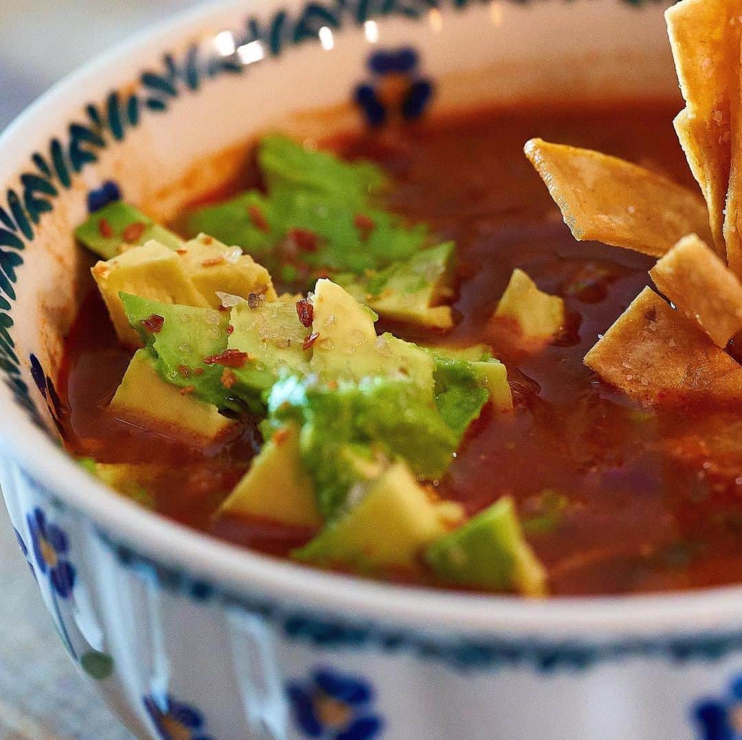 ケリスのインスタグラム：「Smoked turkey tortilla soup , it's just that kinda Monday . Throw a little umami in there with some jalapeño pineapple hot sauce , everything gone be all right now . Bountyandfull.com」