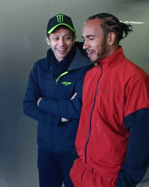 バレンティーノ・ロッシのインスタグラム：「One year ago! What a day! #LH44VR46 #MonsterEnergy @monsterenergy @lewishamilton」