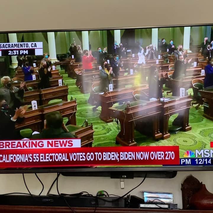 レスリー・フェラのインスタグラム：「Biden is officially the 46th President of the United States.  . . . #itsover #307votes #nocoup #thegriftisup #timetohealthecountry」