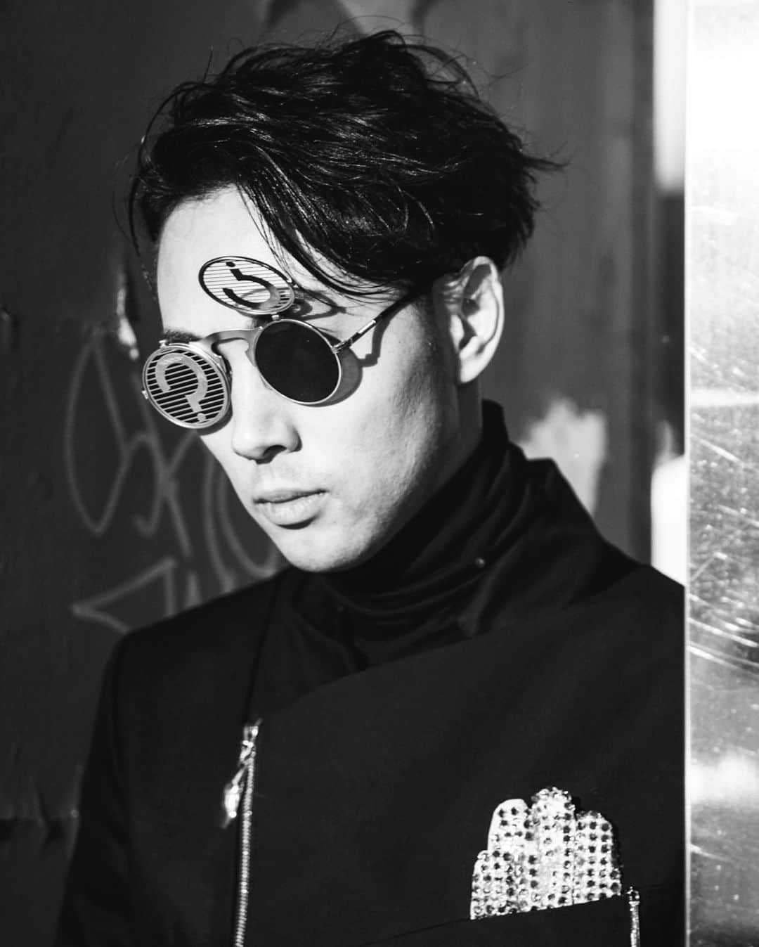 𝐑𝐄𝐀𝐓𝐌𝐎のインスタグラム：「Photo by @shinsukagram  Shoes @magarimono_official  Diamond globe @annamurakami  Outfit @yuimanakazato Sunglasses #hitekdesignslondon  #magarimono #yuimanakazato #shinsukeyausi #annamurakami #REATMO #fashion #hifashion #beatbox #Greatconjunction @iconiaavantgarde」