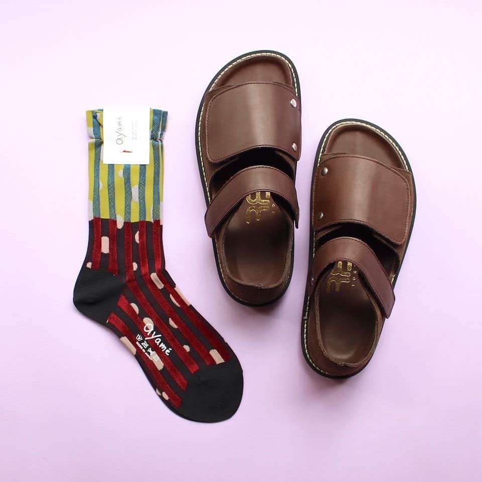 アールエフダブリューさんのインスタグラム写真 - (アールエフダブリューInstagram)「【TODAY'S PICK UP】  RPM/ONLINEで展開中ayame'socks カラフルなデザインと細かな織りが特徴的なブランドです。 こちらは甲とくるぶしのデザインが異なったデザインのモデル。 両方見せたい場合はやはりレザーサンダルとの相性が◎  ONLINE SHOP http://www.rhythmtokyo.com/shopbrand/ct44/  www.rfwtokyo.com  #rfw #rfwtokyo #rhythmfootwear #sneaker #sneakers #kicks #instashoes #instakicks #sneakerhead #sneakerheads #nicekicks #sneakerfreak #kickstagram #2020aw #autum #winter #tokyo #shibuya #東京 #渋谷 #rpm #rhythmprimarymarket #ayamesocks #アヤメソックス #new」12月15日 7時42分 - rfwtokyo