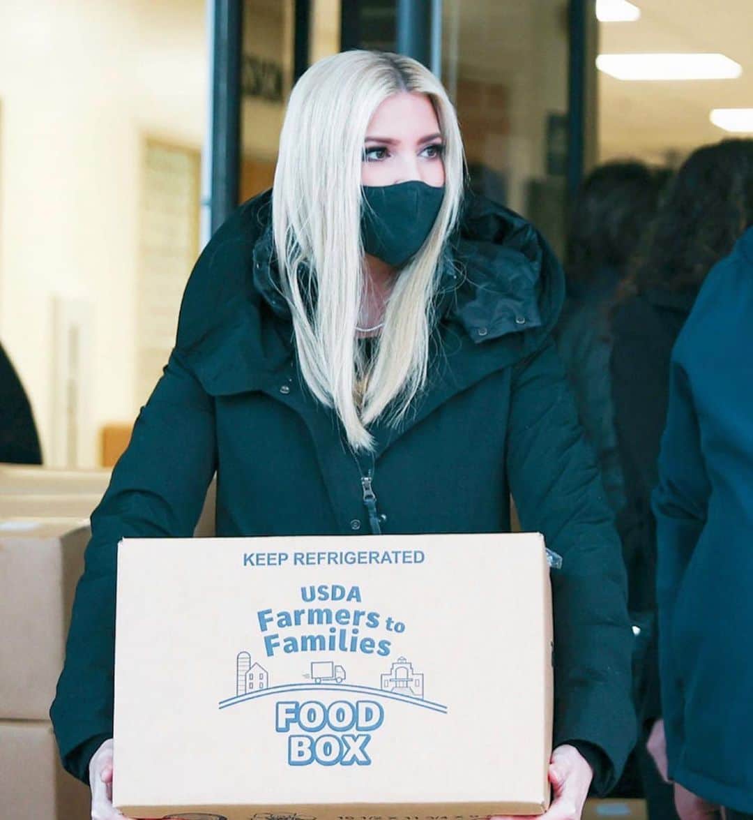 イヴァンカ・トランプのインスタグラム：「Our Farmers to Families Food Box program continues to feed billions of meals to families in need across the Nation - over 3.2 Billion to date!  Grateful to spend the morning this Holiday Season in VA passing out boxes loaded with fresh & nutritious food sourced from local farms.  🌽🥦🥩🥬 #FarmersToFamilies」