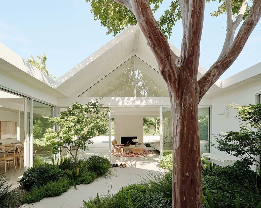 Design Milkさんのインスタグラム写真 - (Design MilkInstagram)「As we look back at our favorite articles from 2020 we find ourselves falling in love with home furnishings and architecture projects all over again - like this remodeled Eichler with a 360º atrium, renovated by @ryanleidner. \\\ Tap the link in our bio to revisit the Twin Gable House in Silicon Valley.  📷 : @joefletcherphoto」12月15日 7時43分 - designmilk