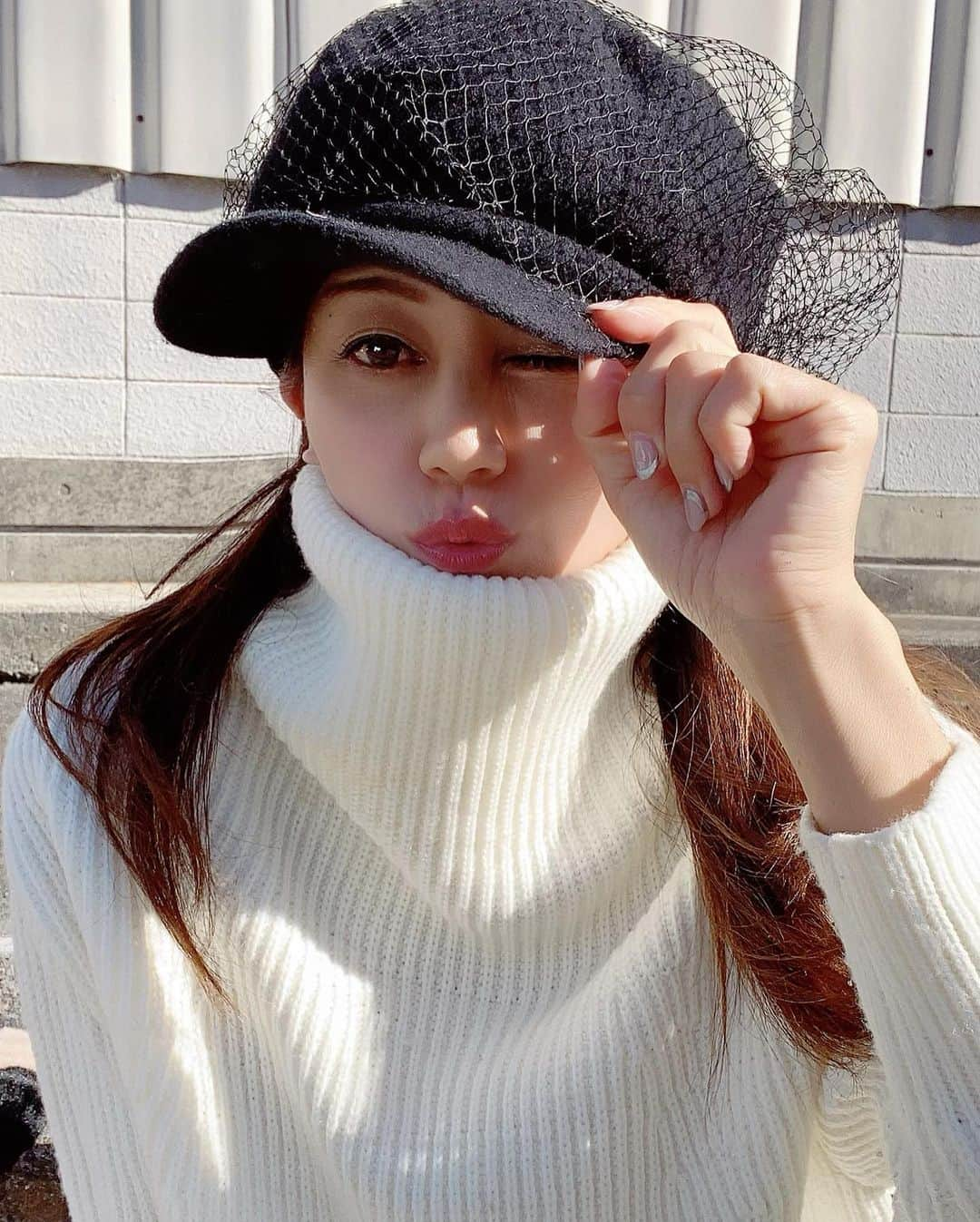 マキさんのインスタグラム写真 - (マキInstagram)「おはようございます😃  今朝は風が冷たくって 本当に寒い❄️ まだスタッドレスに変えてないから 変えてこないと💦  昨日のコーデ 白のかなり厚みがあるニット🧶 裾に付いているファーがお気に入り‼️ これ一枚でかなり暖かいよ。  今年購入したZARAのレザーのレギンスはかなりヘビロテしてる⤴️  黒と白でモノトーンコーデ  今週は厚手コートやダウンコートが必要になりそう❄️ 体調に気をつけて下さいね  今日も笑顔で素敵な一日を☺️  いつもいいね👍コメント📝 ありがとうございます❤️  #昨日のコーデ#きのこ#黒白コーデ #大人カジュアルコーデ #ザラ購入品 #レザーレギンス#今日は寒い#birthdaybash  #アラフィフコーデ #アラフィフ女子 #アラフィフファッション #50代コーデ #草がぼうぼうですが気にしないで #笑顔#感謝#ありがとう#雪が降りそう #寒いの苦手#お洋服好きさんと繋がりたい #ottd」12月15日 7時54分 - maki_s0205