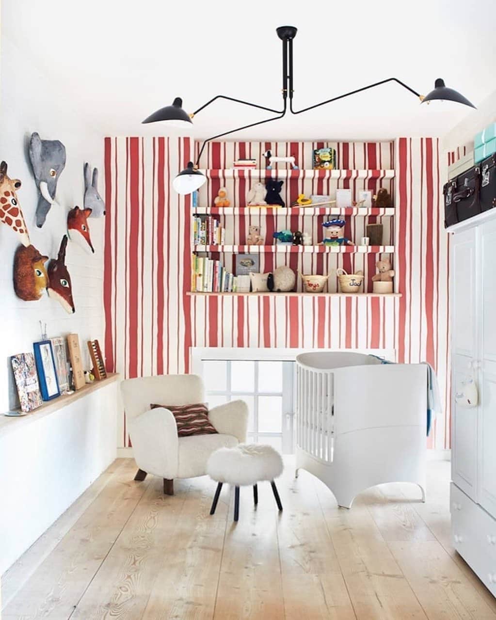 Homepolishさんのインスタグラム写真 - (HomepolishInstagram)「When life gives you bookshelves, wallpaper right over them! We love how @eagletta did exactly that in her SoHo London flat.  Photography by Amber May for @dominomag  Wallpaper by @workandsea」12月15日 7時49分 - joinfreddie