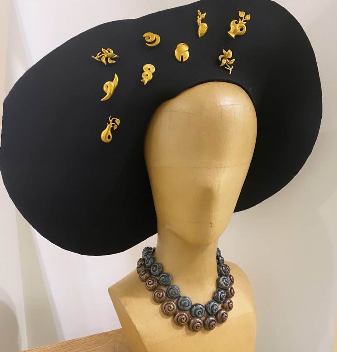 ホアキンベラオのインスタグラム：「Los pin de solapas. Y porque no de sombrero」