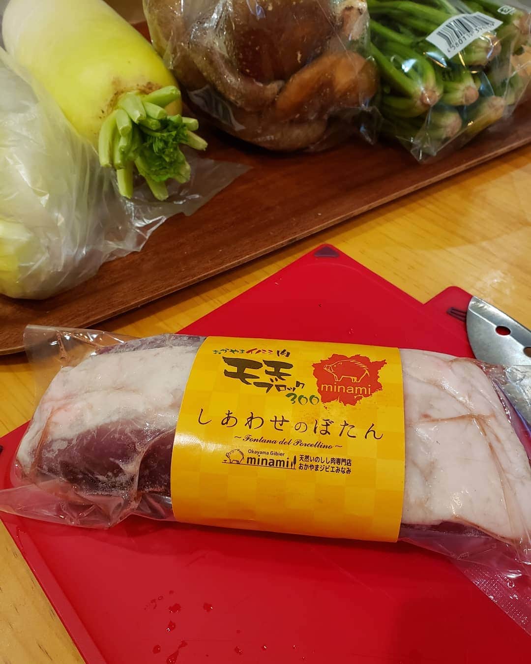 Hiromi Tomiiさんのインスタグラム写真 - (Hiromi TomiiInstagram)「. . おはよん😊 . . すっかりお取り寄せが板についてきました😊 . @gibier373 #ぼたん鍋　したよん . . ＝＝＝＝＝＝＝＝＝＝＝＝＝＝ ★「ピアットスズキ」のイタリアン料理教室LIVE★イベントがあるよん😊 . . 岡山県の美味しい猪肉を使った料理2品を生中継！「#ピアットスズキ 」は#ミシュラン 13年連続★付きイタリアンなの😊 イタリアンの巨匠、オーナーシェフの鈴木弥平さんから直々に料理を伝授してもらえちゃう😊 . 【参加方法】は、 ①有限会社ミナミの通販サイトで、「きょうしつセット」を購入 ※虫眼鏡いのしし　みなみで検索ください ↓ ②ライブ配信用のURLと他に必要な調味料などレシピが送られますので、 あとは、当日参加するだけ！だよん😊  ※YouTubeLIVEを予定していますが、都合により配信媒体は変更になる可能性がありますので事前にご了承ください。  【日時】 2021年1月30日（土）11：00～12：20（予定）  【参加費】 6,800円（税込）　 内容：いのししミンチ600g、ヒレ300g、料理教室チケット ※「きょうしつセット」を購入いただくだけでエントリーOKだよん😊 当日、ご参加いただけなくなった場合の事前連絡なども不要です。 ※送料無料・冷凍配送 ＝＝＝＝＝＝＝＝＝＝＝＝＝＝＝ . . おいしかったしわたしもまたりぴしよかな😊 . . #じびえじかん #ジビエ #おかやまじびえ #猪 #お取り寄せ肉 #おすすめ肉 #食べ比べ #pr #ヨガ好きな人と繋がりたい#ヨガライフ  #美味しいもの大好き#お取り寄せ #食べるの好きな人と繋がりたい #グルメ好きな人と繋がりたい　#グルメ #グルメ女子 #飯テロ  #グルメな人と繋がりたい#グルメスタグラム #食レポ　#デリスタグラム#みぃのお腹がgoogle」12月15日 7時56分 - hiromi.tomii