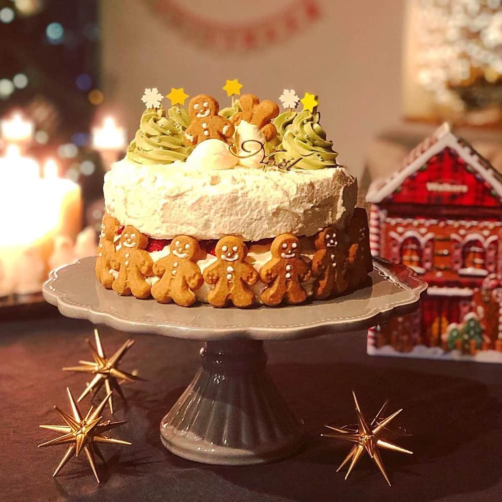 MERYさんのインスタグラム写真 - (MERYInstagram)「.⁣ 今年のXmasは「手作りケーキ」で家族や彼氏、友達を喜ばせたい🎂⁣ .⁣ 2020年のクリスマスケーキは、手作りにTRYしてみませんか？こちらのケーキは『ウォーカー』のジンジャークッキーをアイシングして、それをケーキのまわりと上に置いてあります。 クリスマスツリーのフロスティングはクリームチーズ、ケーキのコーティングは生クリームで仕上げています♡ .⁣ 可愛いデコレーションのケーキで素敵なクリスマスを楽しみましょう🎄 .⁣ MERYでは他にも「かわいい」に近づくさまざまな情報を発信しています。⁣ @mery.beauty コスメ・美容に特化した情報をお届け♡⁣ @mery_spot 話題のカフェやお出かけスポットをご紹介！⁣ こちらもぜひチェックしてみてください！⁣ .⁣ .⁣ photo by @nari__love .⁣ #MERY #regram #homecafe #homemade #christmascake #카페 #홈카페 #카페스타그램 #먹스타그램 #크리스마스케이크 #수제케이크 #おうちカフェ #おうちスイーツ #おうち時間 #クリスマスケーキ #クリスマスケーキ手作り #ジンジャークッキー #手作りケーキ #おうちパーティー #おうちクリスマス #おうちデート #クリスマスパーティー #甘党 #甘党女子 #料理好きな人と繋がりたい #スイーツ好きな人と繋がりたい #お洒落 #お洒落さんと繋がりたい #MERY女子 #メリー」12月15日 8時00分 - mery.jp