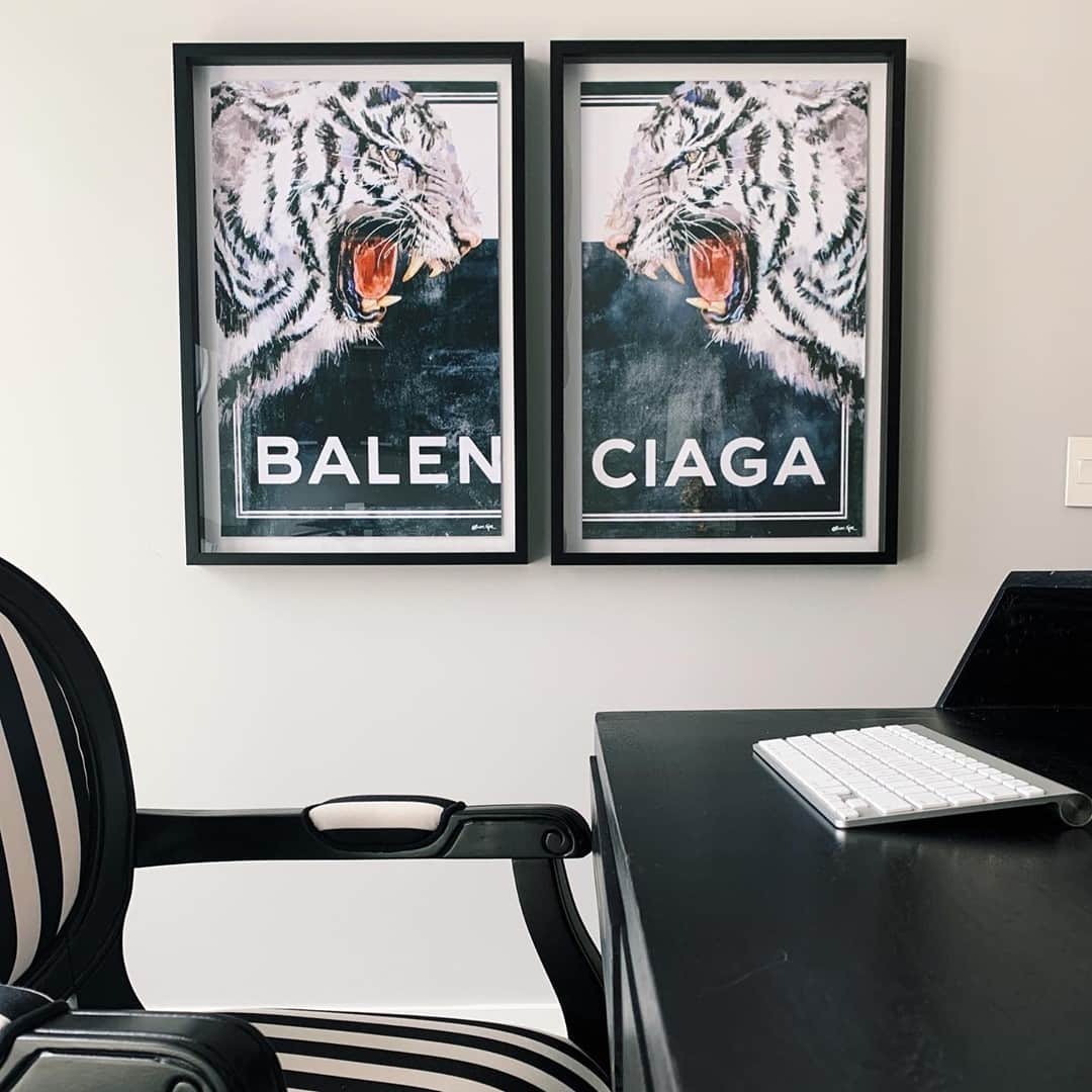 のインスタグラム：「Home office 𝘷𝘪𝘣𝘦𝘴 // featuring my favorite trend ever: 𝐛𝐥𝐚𝐜𝐤 &𝐰𝐡𝐢𝐭𝐞 ( #📷 @kassvito )  #olivergal #THEOGCLUB」