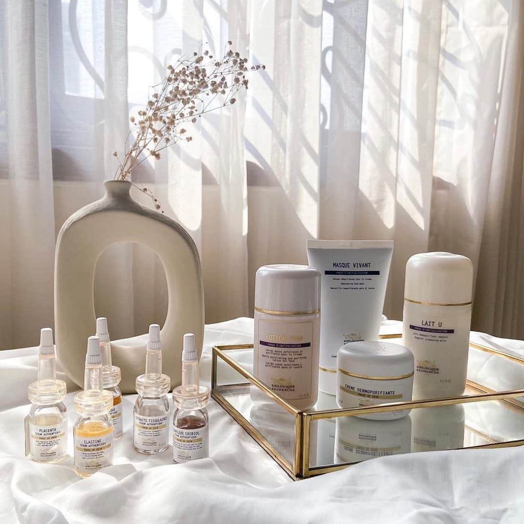 Biologique Recherche USAさんのインスタグラム写真 - (Biologique Recherche USAInstagram)「Start the week in great skin!  Thank you @the.skincareblog for sharing your experience with @biologique_recherche ! ・・・  “Honestly don’t think I’ve loved a brand as much I’ve loved @biologique_recherche_india  [...] This is one of the few brands I’ve come across that offers an array of products based on skin concerns instead of focusing on skin type. I could have had dry combo acne prone sensitive skin (I don’t) and they will have a product which would work for my skin. [...] All their products are cruelty free, fragrance free and have limited ingredients in concentrated forms so you know you’re getting exactly what you’re paying for. I saw an immediate and noticeable change in my skin after using these products for only about two weeks! [...]”  Read more on @the.skincareblog page! • • #biologiquerecherche #passion #expert #skin #skincare #facecare #skininstant #FollowYourSkinInstant #buildingbetterskin #wellnesswithbr #monday #mondaymotivation」12月15日 8時10分 - biologique_recherche_usa