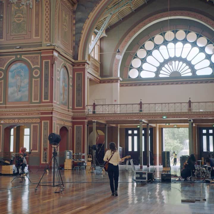 コートニー・バーネットのインスタグラム：「we had so much fun filming this show for you all and hope you enjoy watching it this Thursday night wherever you are in the world XO」