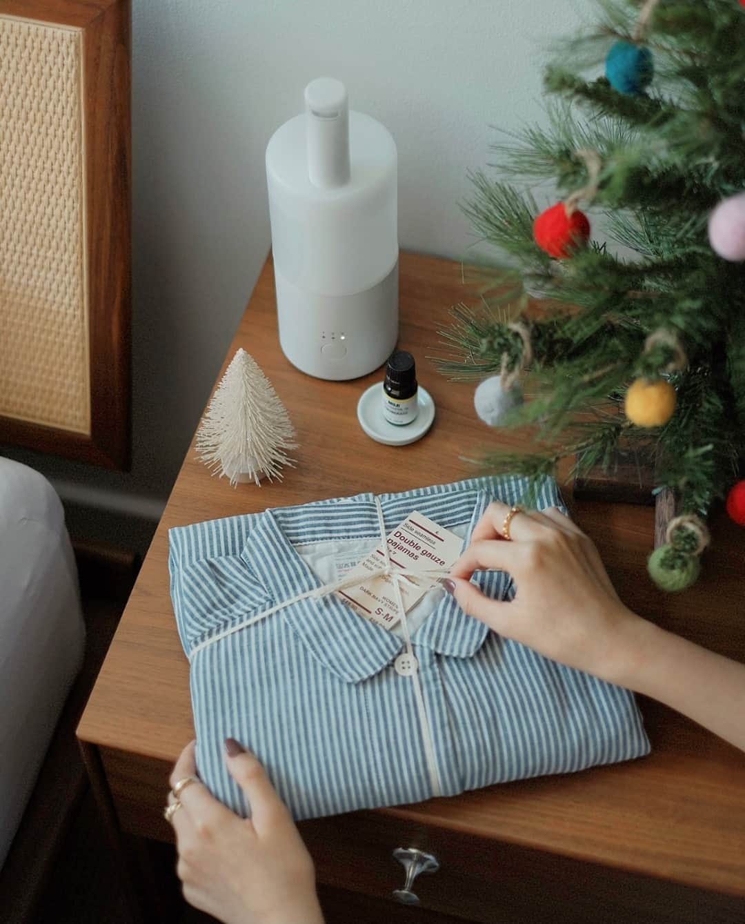 MUJI USAさんのインスタグラム写真 - (MUJI USAInstagram)「This holiday season, try taking things slow around with cozy PJs and a relaxing humidifier with your favorite essential oils.   Shop Vivid's curated Gift Box Set online, and head over to @vivid for details on how you can win a set of her curated essentials.  #muji #mujiusa #mujiholidays」12月15日 8時03分 - mujiusa