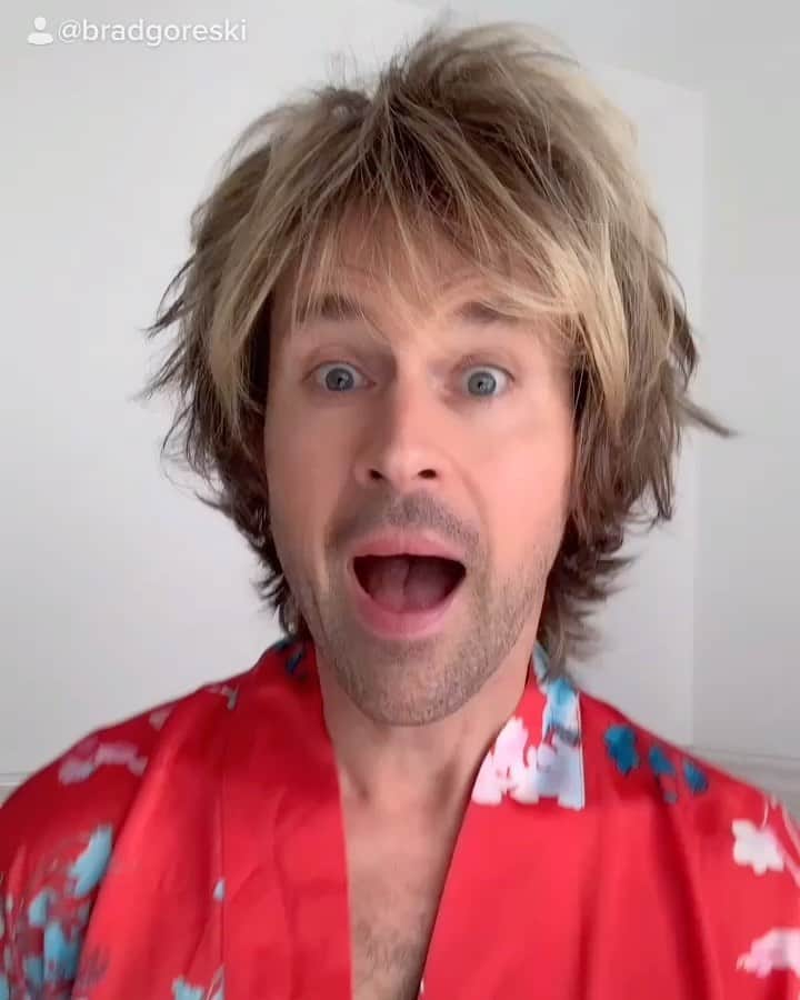 ブラッド・ゴレスキーのインスタグラム：「It’s here! 💄 @lisarinna @rinnabeauty」