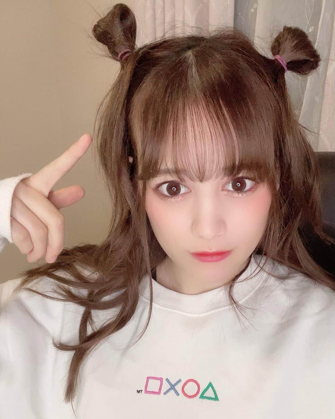 リロイここのインスタグラム：「. 変な髪型してて配信で遊んでた♡♡ . . くまさん🐻っぽくて可愛い💜 このpsパーカーもめっちゃお気に入りなんです♡♡ かわいい(*Ü*) . . #ps4 #psパーカー#プレイステーション #パーカーコーデ #パーカー女子 #パーカー#変な髪型 #ハーフ#アメリカハーフ」