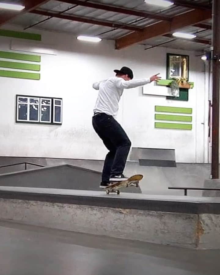 シェーン・オニールのインスタグラム：「Fluked the switch tre up onto this!  Haven’t been to the Berrics for years.  Thanks for filming @chaseingabor」