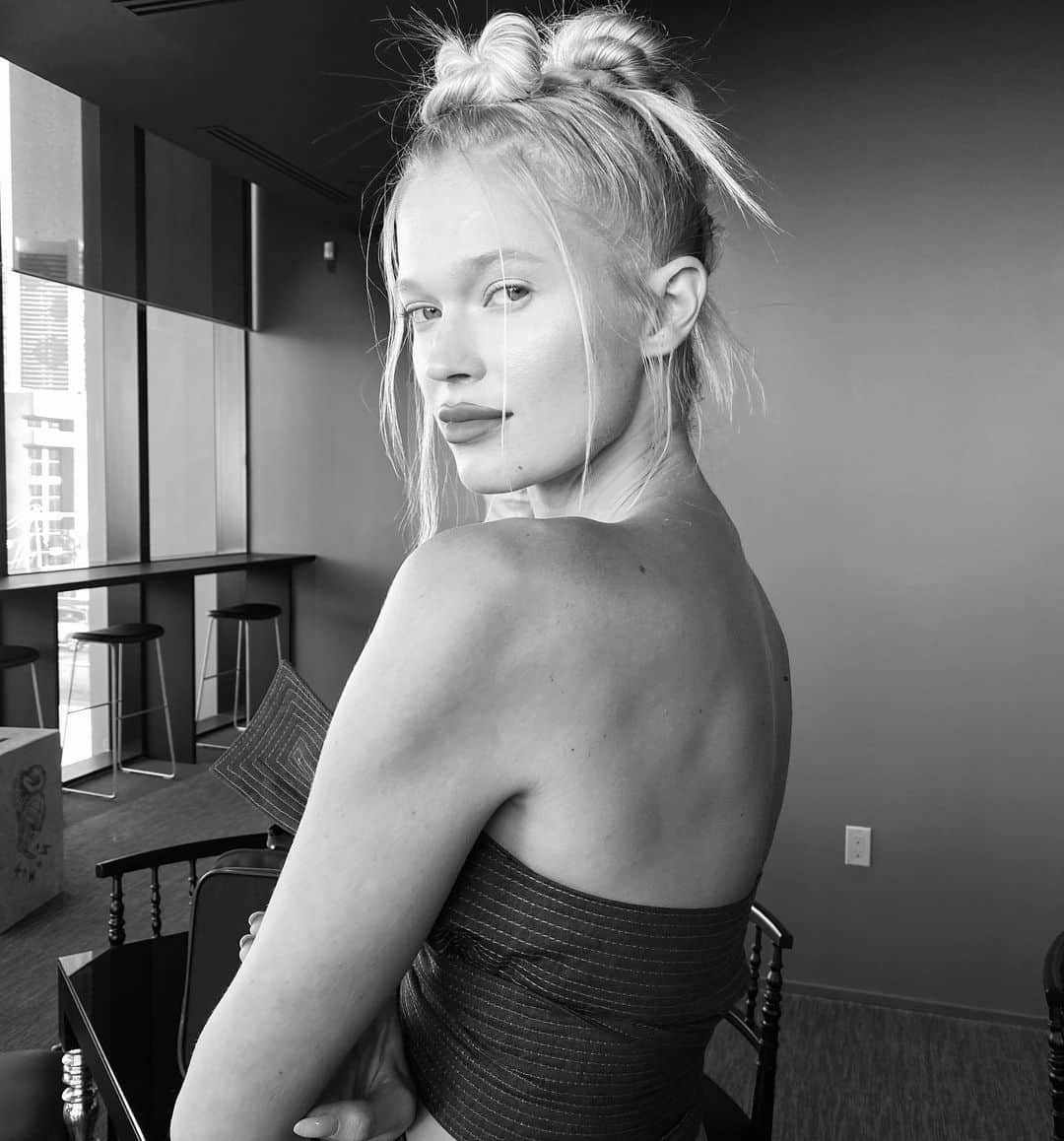 ヴィタ・シドルキナのインスタグラム：「Backstage moment from secret art project🧝🏻‍♀️」