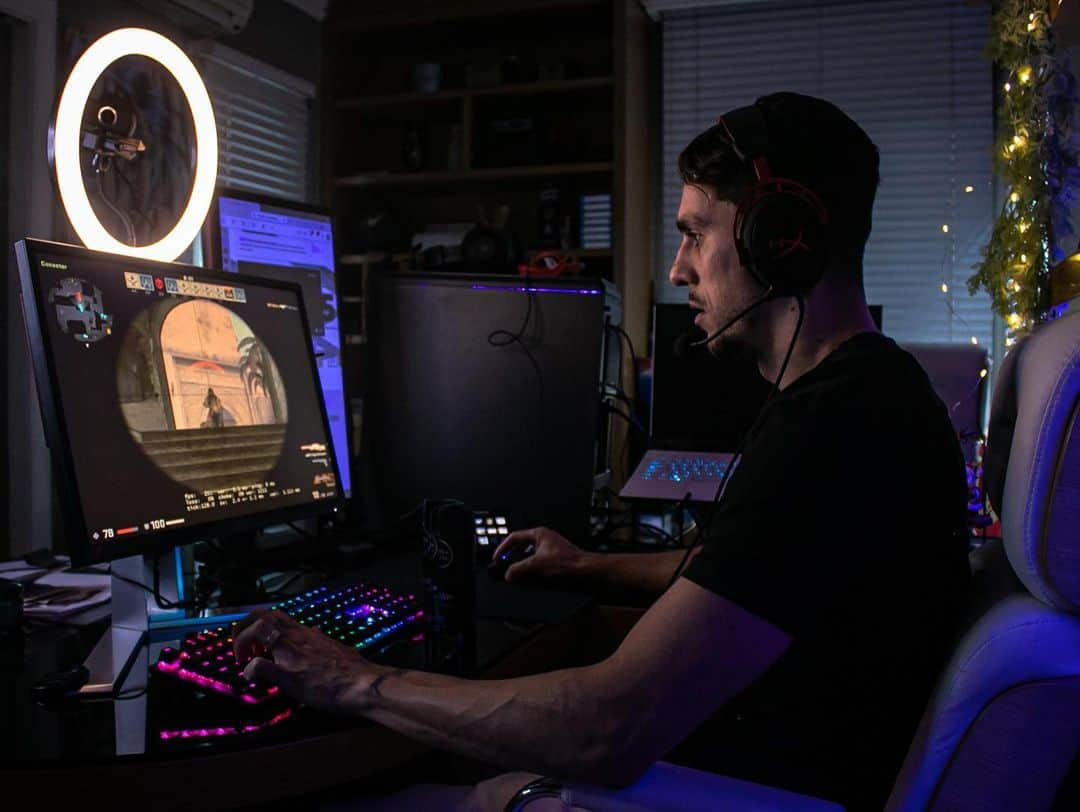 ダニーロ・フェルナンド・アベラールのインスタグラム：「Alguem pra lobby? Setup tomando forma 🩸Ty @hyperxbrasil」